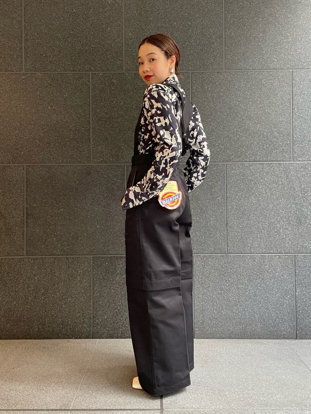 ブラック系のシャツ/ブラウス、ブラック系のパンツ、ブラック系のショルダーバッグを着用したレディースの冬コーディネートの4枚目の写真