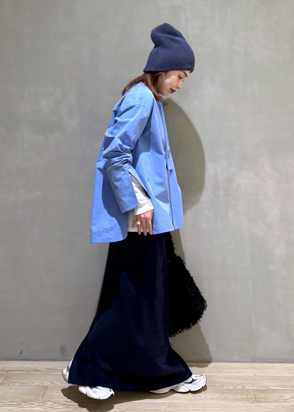 「lamaisomdelyllis、knitcap、ニットキャップ、ビーニー、ブルベ冬、miller、ベロアタイトスカート、ブルー、タイトスカート、ブラウス、レイヤードスタイル、スニーカー、ハンドバッグ、ADAM ET ROPÉ、FEMME」｜「ADAM ET ROPE'の【サステナブル】フリンジトート（ハンドバッグ、ブラック系）」を使った、AKARIさん（レディース・157cm）の秋コーディネートの3枚目の写真