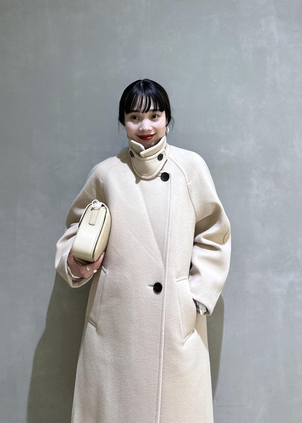 ベージュ系のショルダーバッグ、ホワイト系のその他パンツ、ホワイト系のパンプスを着用したレディースの秋コーディネートの9枚目の写真