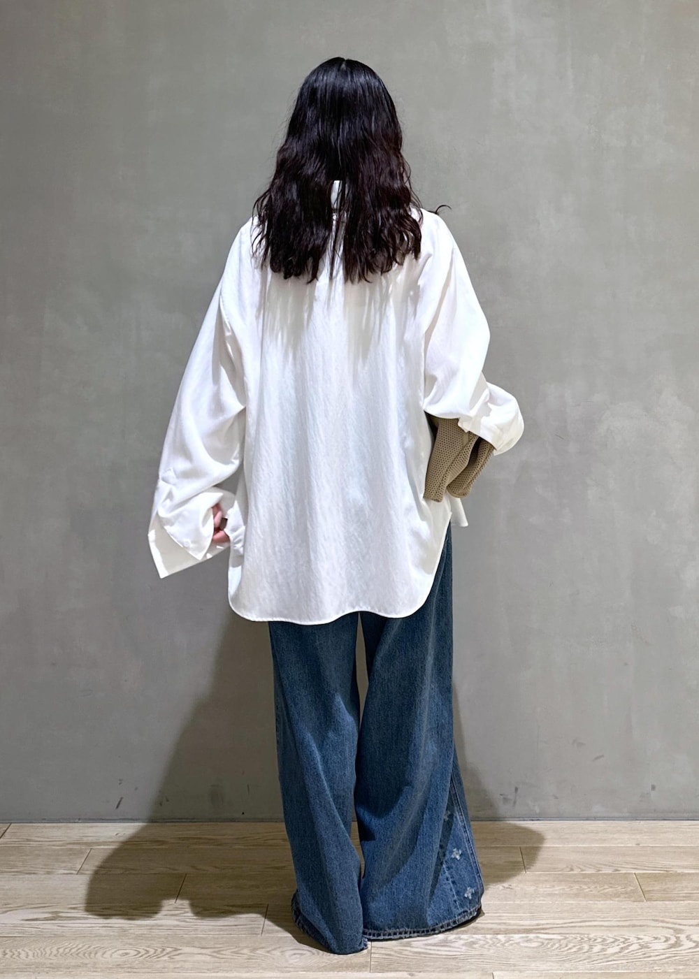 ベージュ系のショルダーバッグ、ホワイト系のシャツ/ブラウス、ブラック系のサンダルを着用したレディースの春コーディネートの4枚目の写真