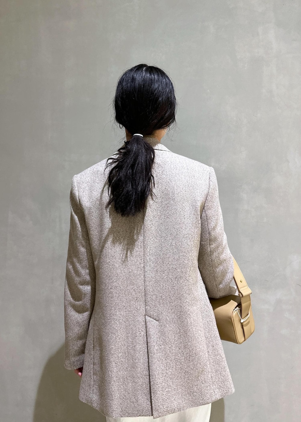 ホワイト系のTシャツ/カットソー、ベージュ系のその他アウター、ベージュ系のハンドバッグを着用したレディースの冬コーディネートの9枚目の写真