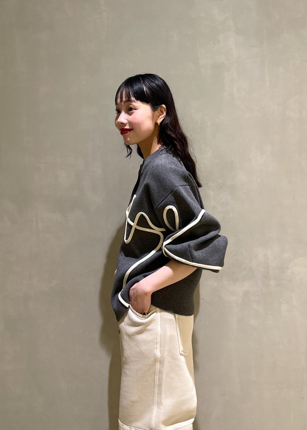 ホワイト系のサンダル、グレー系のカーディガン/ボレロを着用したレディースの冬コーディネートの8枚目の写真