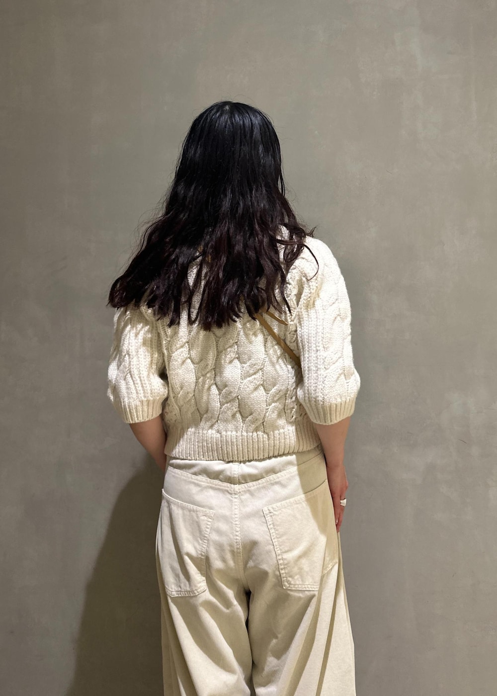 ホワイト系のその他パンツ、ホワイト系のニット/セーター、イエロー系のキーホルダーを着用したレディースの秋コーディネートの8枚目の写真