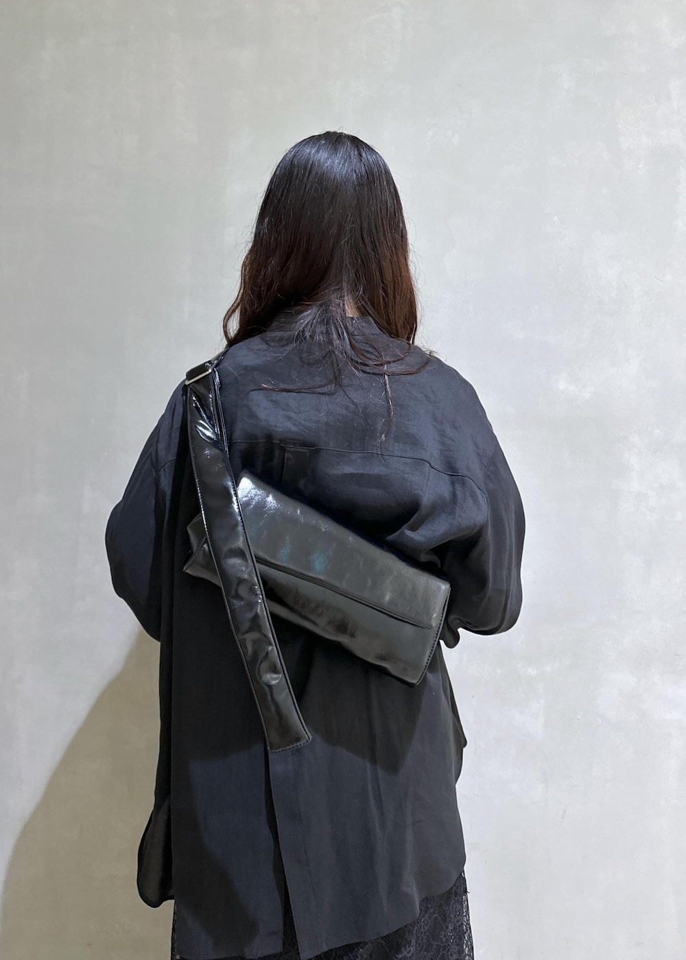 ブラック系のシャツ/ブラウス、ブラック系のショルダーバッグ、グリーン系のサンダルを着用したレディースの春コーディネートの7枚目の写真