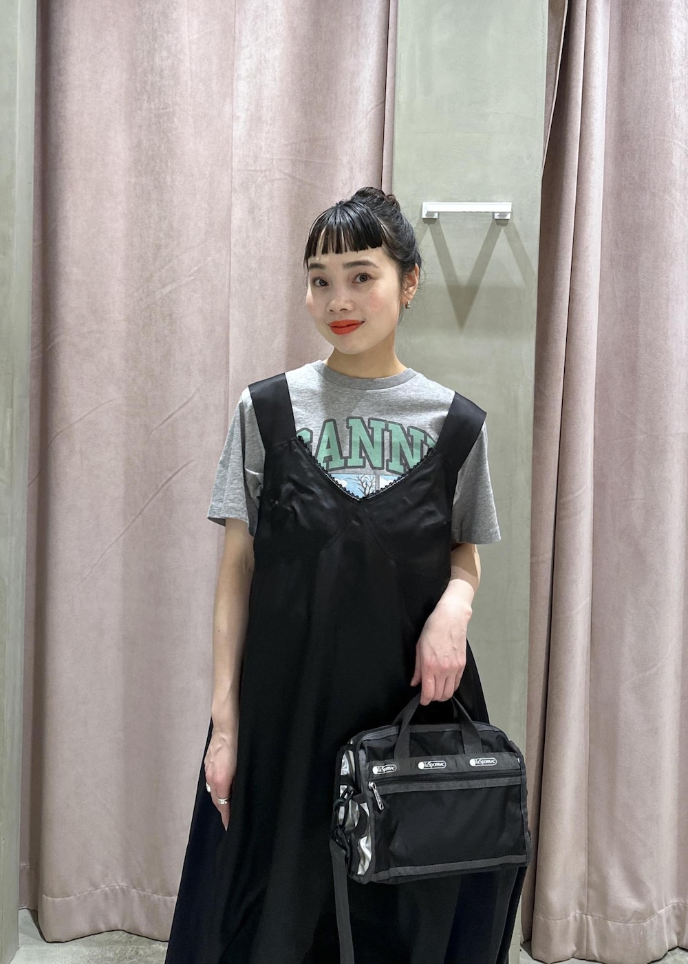 ブラック系のサンダル、ブラック系のその他パンツ、グレー系のTシャツ/カットソーを着用したレディースの春コーディネートの6枚目の写真