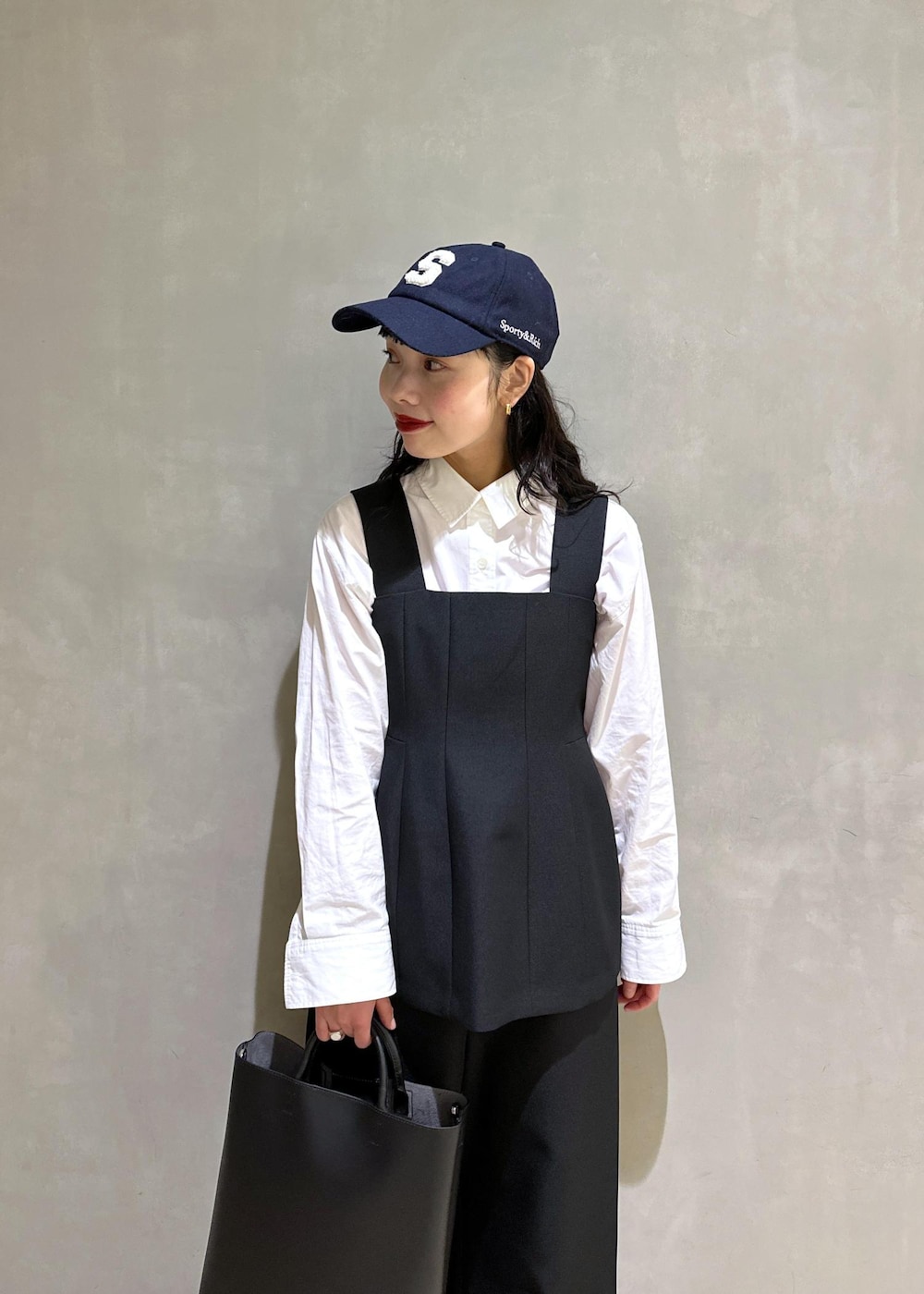 ブラック系のトートバッグ、ブラック系のつなぎ/オールインワンを着用したレディースの冬コーディネートの8枚目の写真