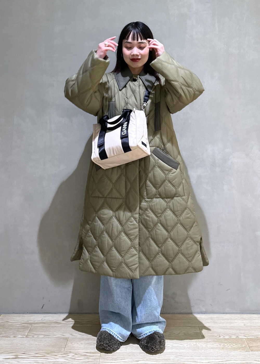 「GANNI、ガニー、キルティングコート、キルティング、ブルベ冬、ブルベ冬コーデ、骨格ウェーブ、骨格ウェーブコーデ、初秋コーデ、秋コーデ、初冬コーデ、冬コーデ、デートコーデ、お出かけコーデ、女子会コーデ」｜「ADAM ET ROPE'のチャンキーフェイクファークロッグ（サンダル、ブラウン系）」を使った、AKARIさん（レディース・157cm）の秋コーディネートの3枚目の写真