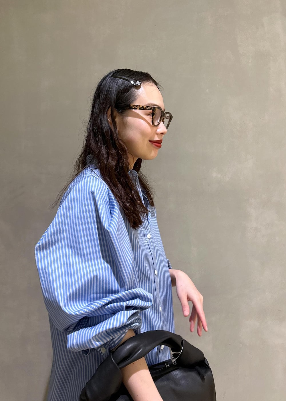 ブラック系のハンドバッグ、ブラック系のその他パンツ、ブラック系のブーツを着用したレディースの秋コーディネートの7枚目の写真