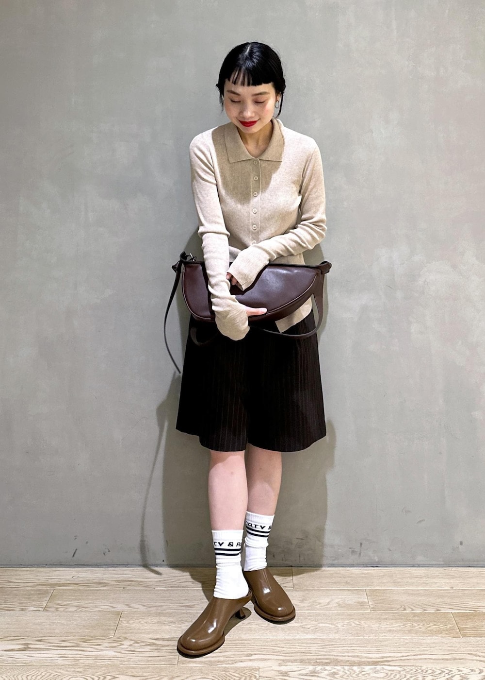 ブラウン系のサンダル、ベージュ系のカーディガン/ボレロ、ブラウン系のその他パンツを着用したレディースの夏コーディネートの6枚目の写真