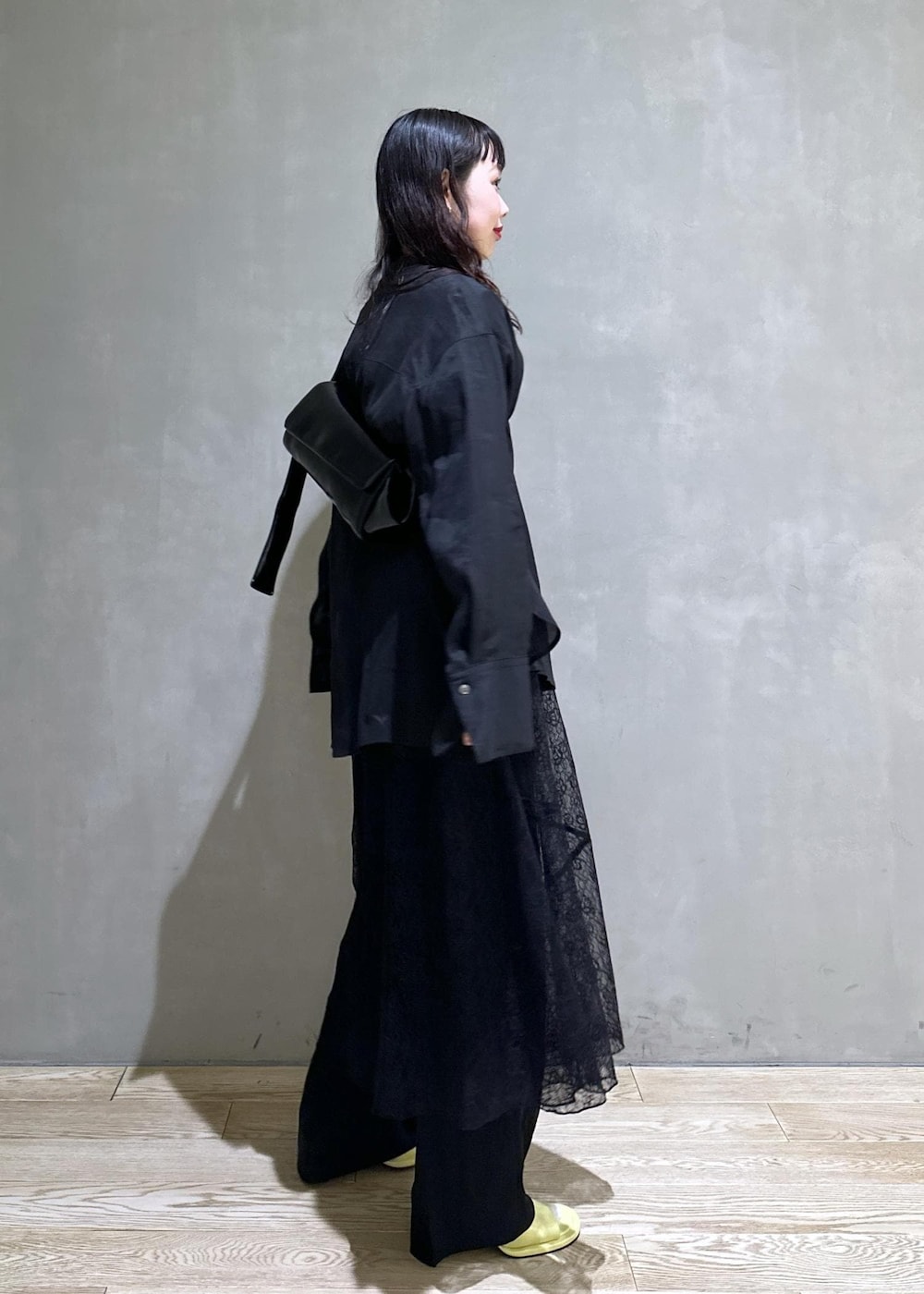 ブラック系のシャツ/ブラウス、ブラック系のショルダーバッグ、グリーン系のサンダルを着用したレディースの春コーディネートの4枚目の写真