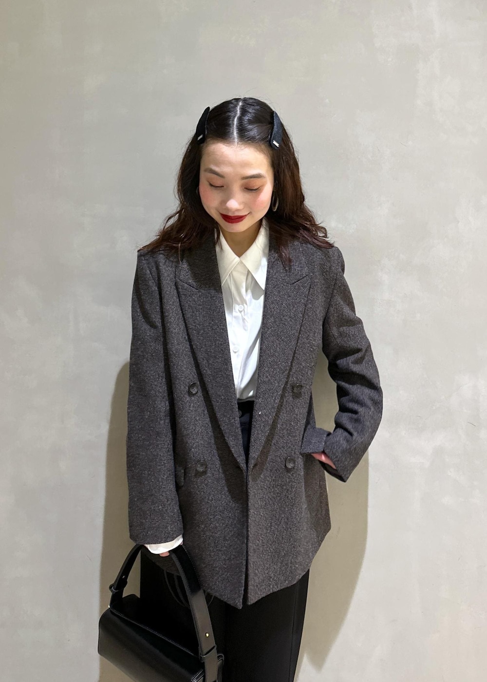 グリーン系のスニーカー、ホワイト系のシャツ/ブラウス、ブラック系のその他パンツを着用したレディースの冬コーディネートの7枚目の写真