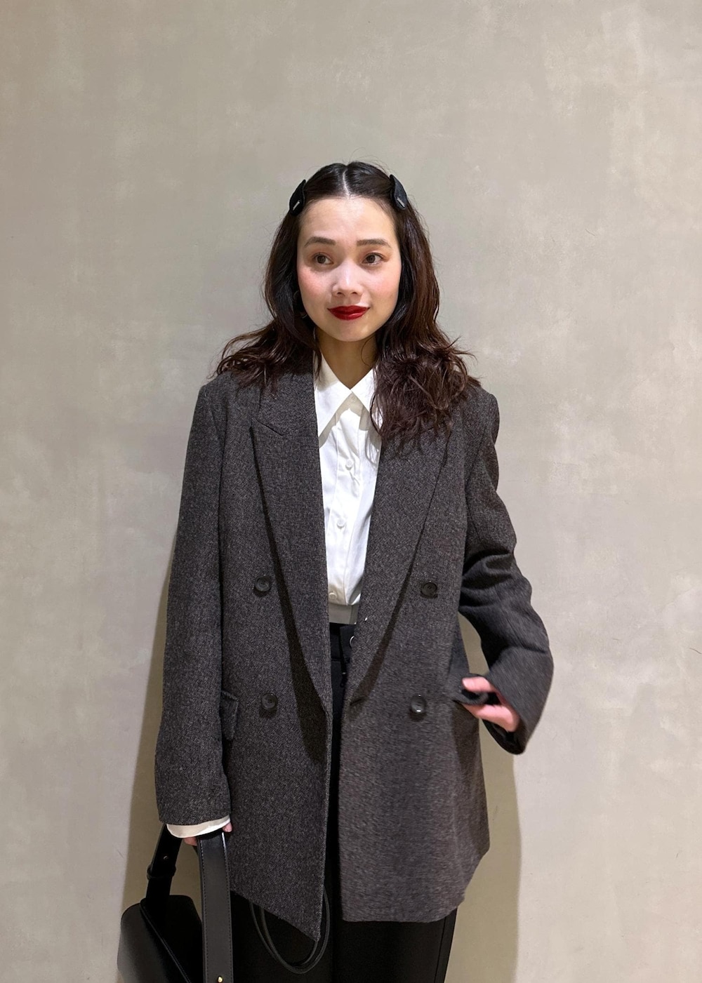 グリーン系のスニーカー、ホワイト系のシャツ/ブラウス、ブラック系のその他パンツを着用したレディースの冬コーディネートの6枚目の写真