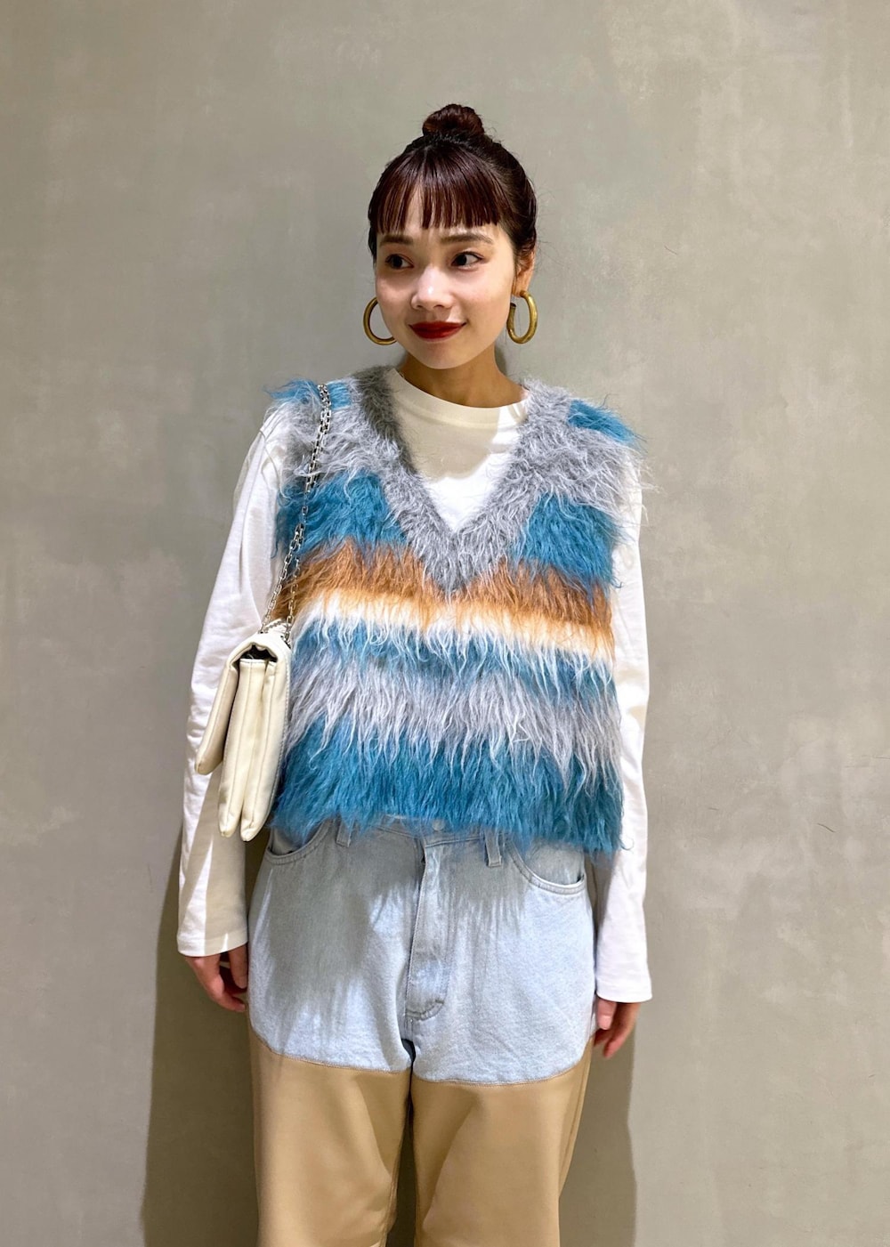 シルバー系のパンプス、ホワイト系のTシャツ/カットソー、ホワイト系のショルダーバッグを着用したレディースの秋コーディネートの6枚目の写真