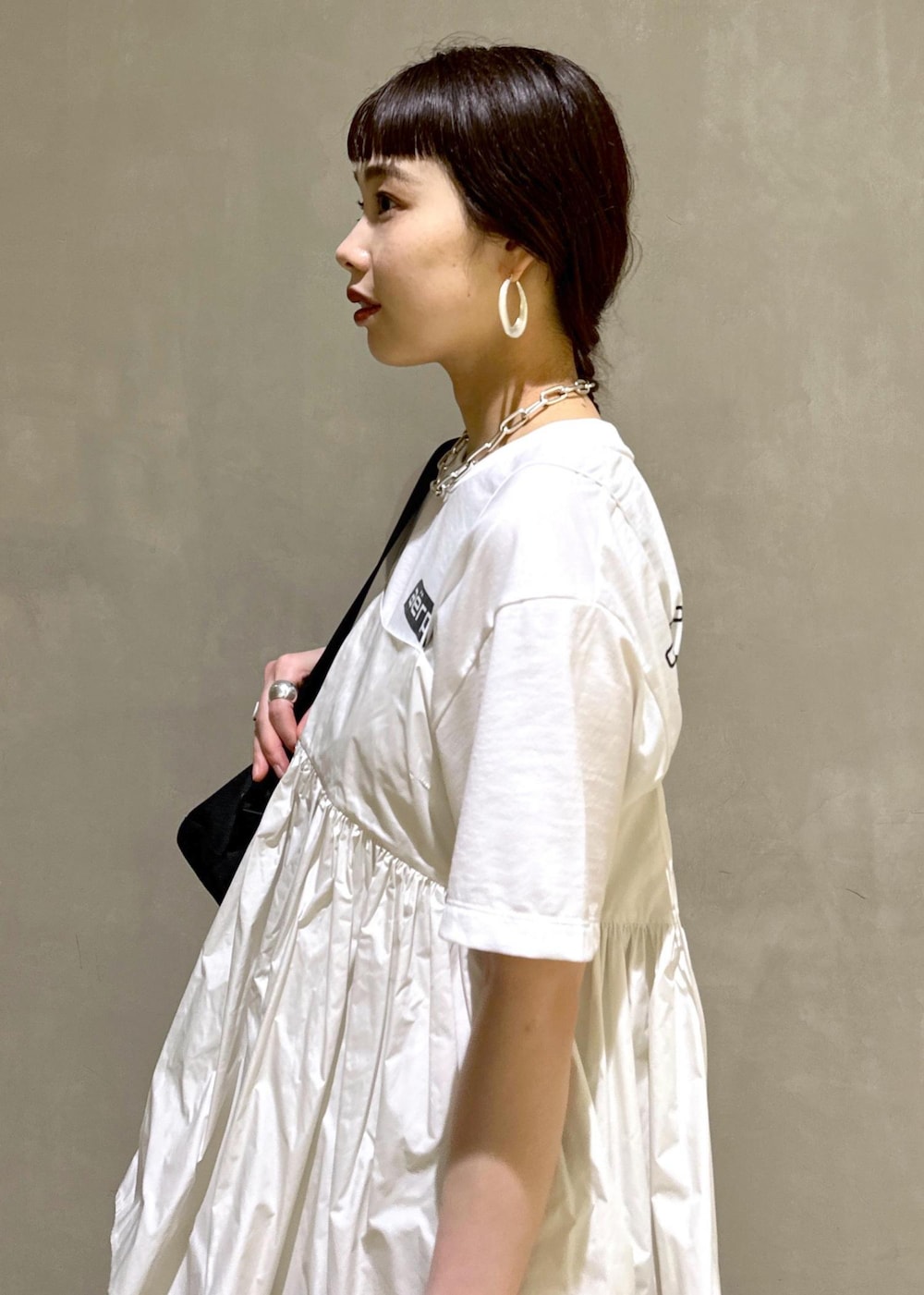 ベージュ系のスカート、ホワイト系のシャツ/ブラウス、ホワイト系のTシャツ/カットソーを着用したレディースの夏コーディネートの7枚目の写真