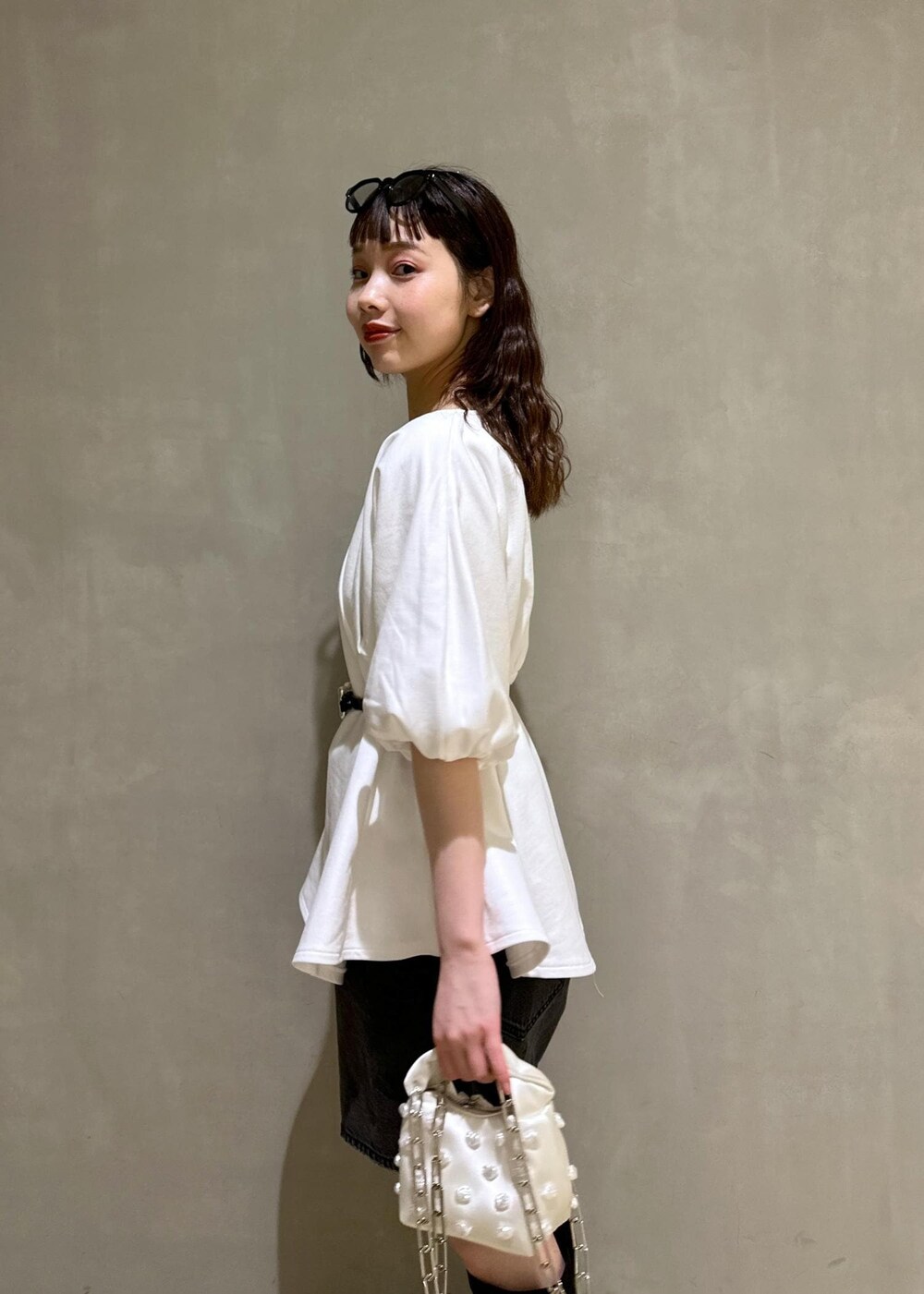 「ブルベ冬、ブルベ冬コーデ、ハーフパンツ、ロングブーツ、レインブーツ、ベルト、サングラス、チェーンバッグ、ADAM ET ROPÉ、FEMME、骨格ウェーブ、ブルべ、きれいめ、きれいめカジュアル、大人カジュアル」｜「ADAM ET ROPE'のウォータープルーフソックスロングブーツ（ブーツ、ブラック系）」を使った、AKARIさん（レディース・157cm）の春コーディネートの8枚目の写真