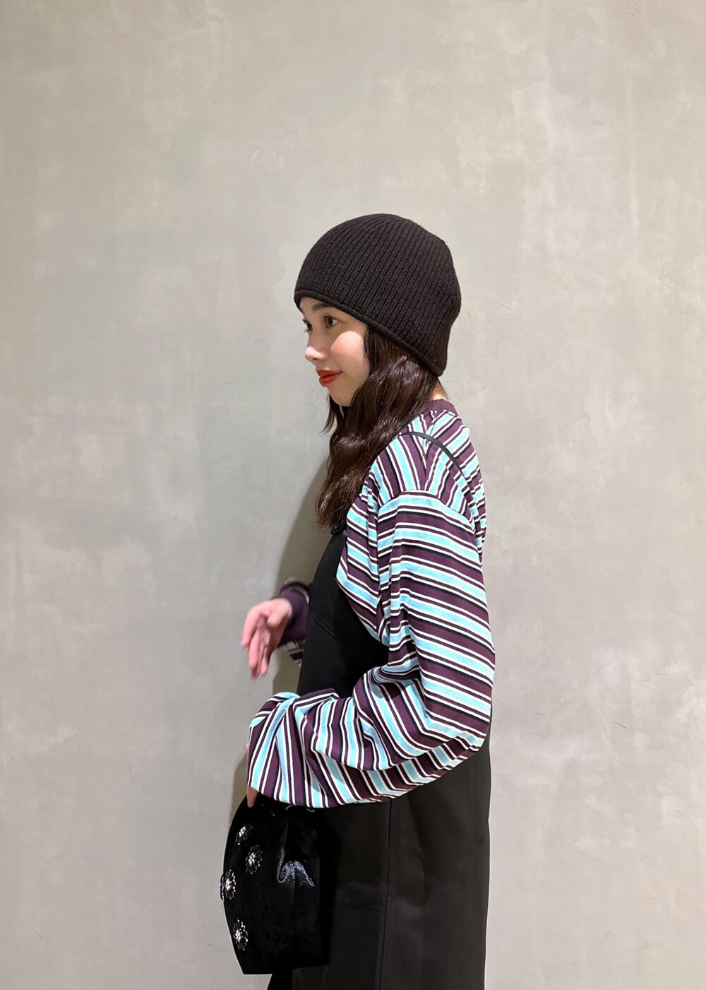 ブルー系のTシャツ/カットソー、ブラック系のその他シューズ、ブラック系のスラックスを着用したレディースの秋コーディネートの7枚目の写真