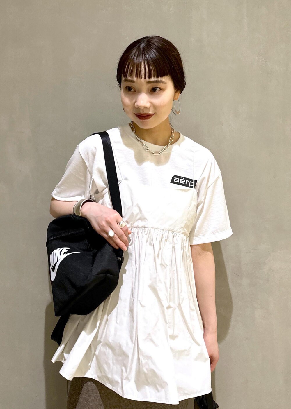 ベージュ系のスカート、ホワイト系のシャツ/ブラウス、ホワイト系のTシャツ/カットソーを着用したレディースの夏コーディネートの5枚目の写真