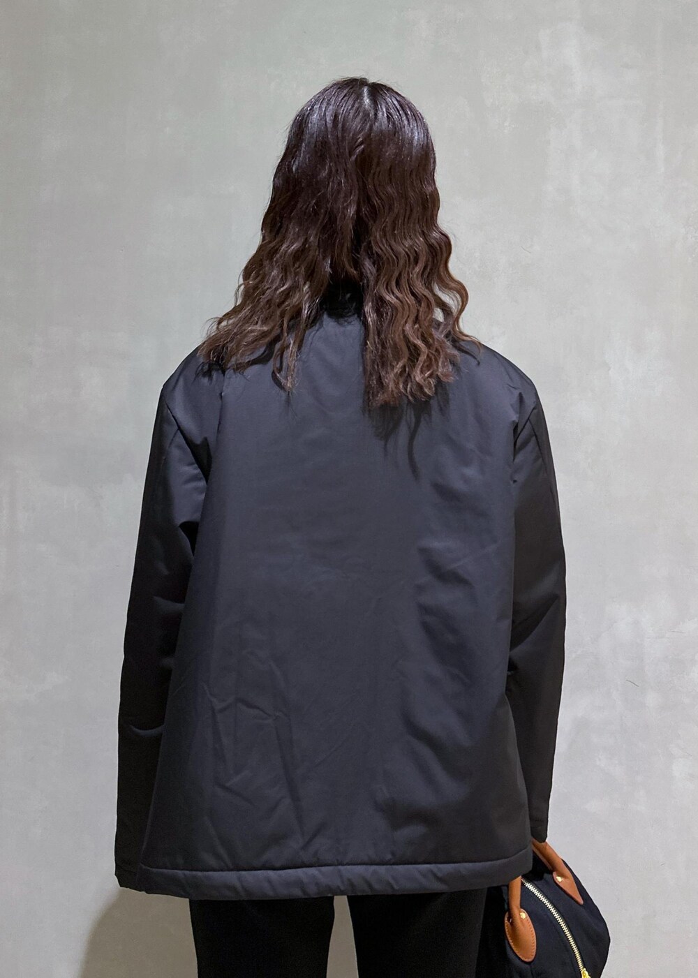 ブラック系のTシャツ/カットソー、ブラック系のその他パンツを着用したレディースの冬コーディネートの6枚目の写真