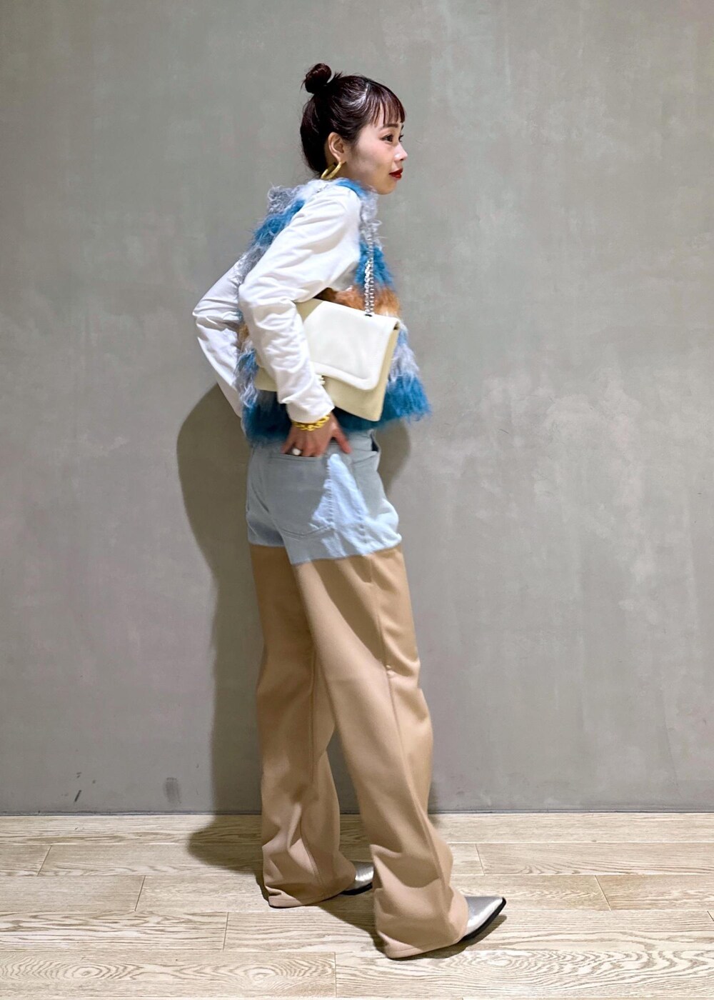 シルバー系のパンプス、ホワイト系のTシャツ/カットソー、ホワイト系のショルダーバッグを着用したレディースの秋コーディネートの4枚目の写真