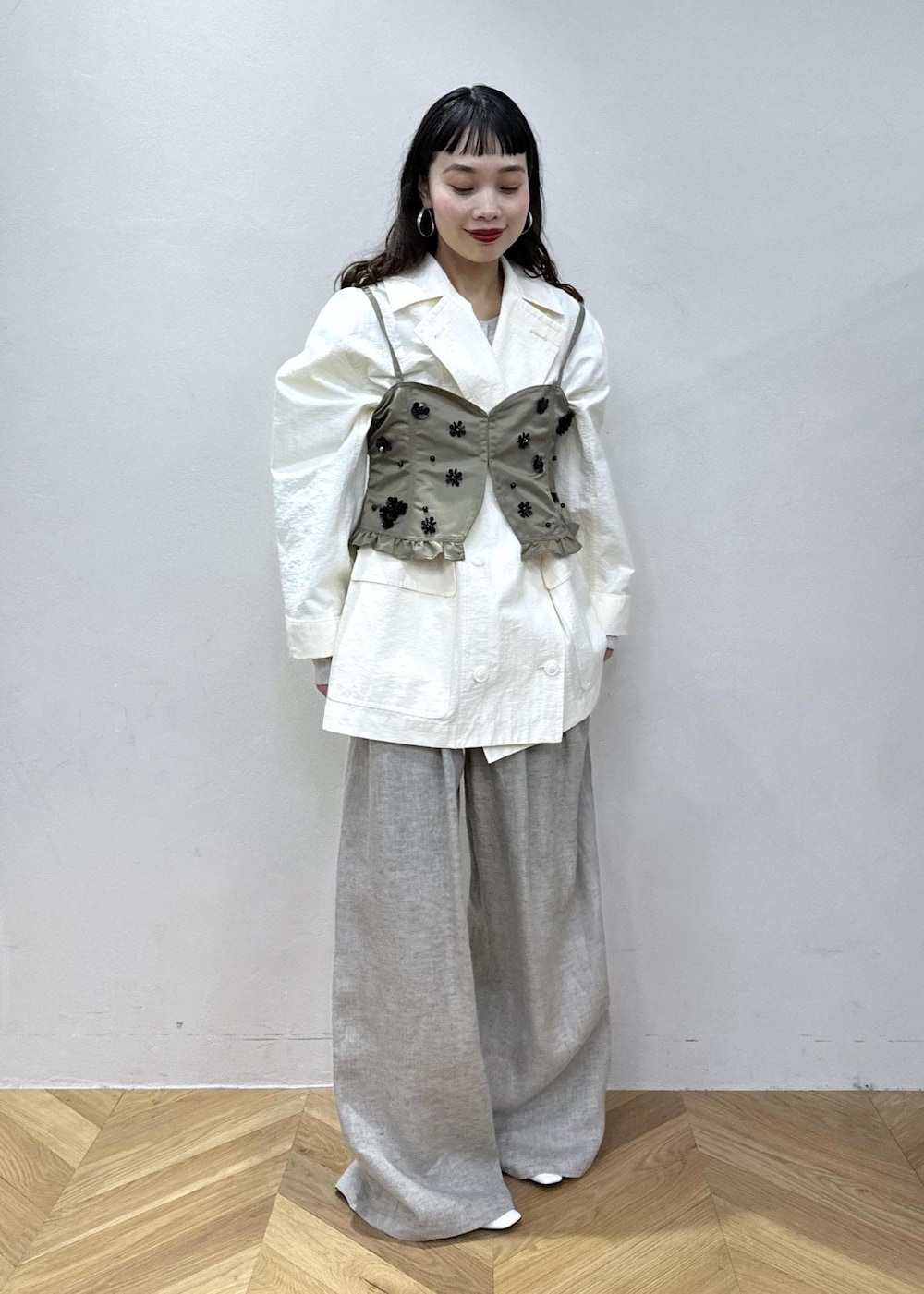 ホワイト系のカーディガン/ボレロを着用したレディースの冬コーディネートの5枚目の写真