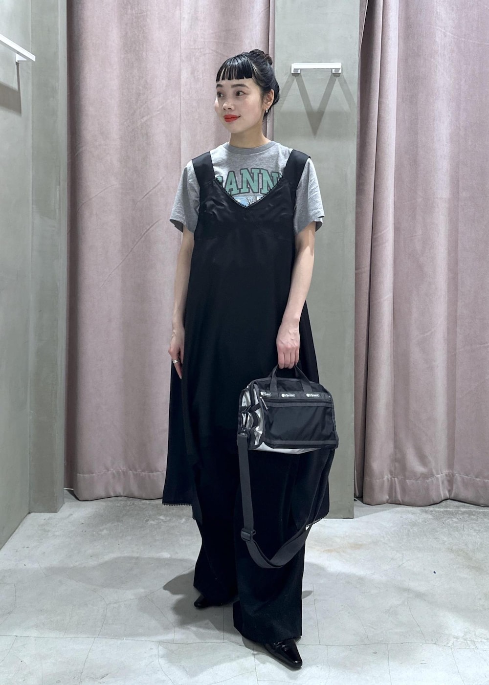 ブラック系のサンダル、ブラック系のその他パンツ、グレー系のTシャツ/カットソーを着用したレディースの春コーディネートの5枚目の写真