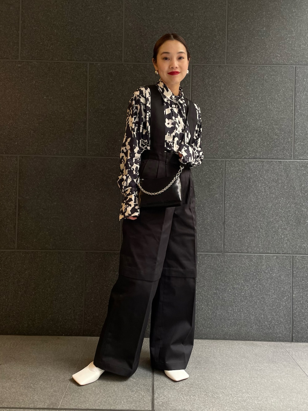 ブラック系のシャツ/ブラウス、ブラック系のパンツ、ブラック系のショルダーバッグを着用したレディースの冬コーディネートの2枚目の写真