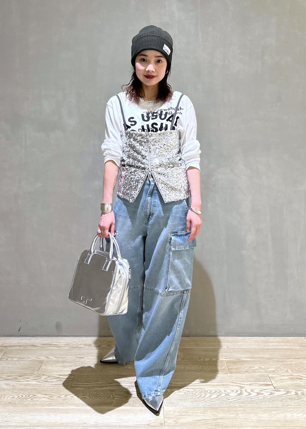 シルバー系のボストンバッグ、ホワイト系のTシャツ/カットソー、シルバー系のパンプスを着用したレディースの秋コーディネートの2枚目の写真