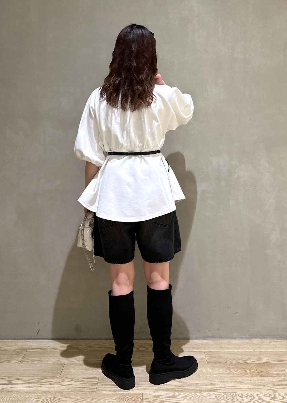 「ブルベ冬、ブルベ冬コーデ、ハーフパンツ、ロングブーツ、レインブーツ、ベルト、サングラス、チェーンバッグ、ADAM ET ROPÉ、FEMME、骨格ウェーブ、ブルべ、きれいめ、きれいめカジュアル、大人カジュアル」｜「ADAM ET ROPE'のウォータープルーフソックスロングブーツ（ブーツ、ブラック系）」を使った、AKARIさん（レディース・157cm）の春コーディネートの5枚目の写真