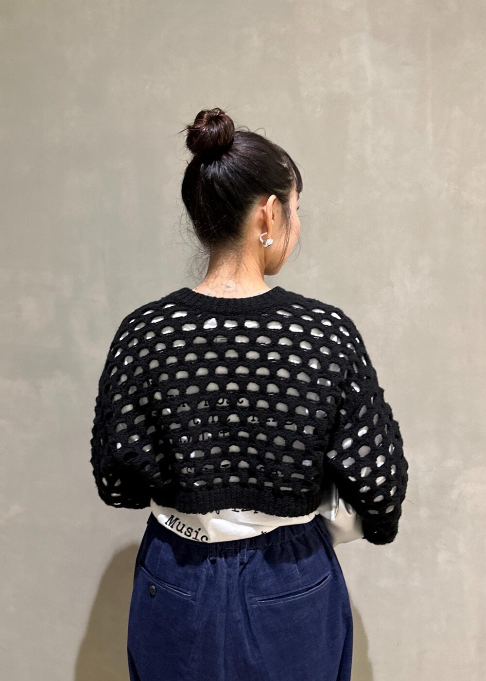 ホワイト系のTシャツ/カットソー、ブラック系のパンプス、ブラック系のカーディガン/ボレロを着用したレディースの秋コーディネートの6枚目の写真