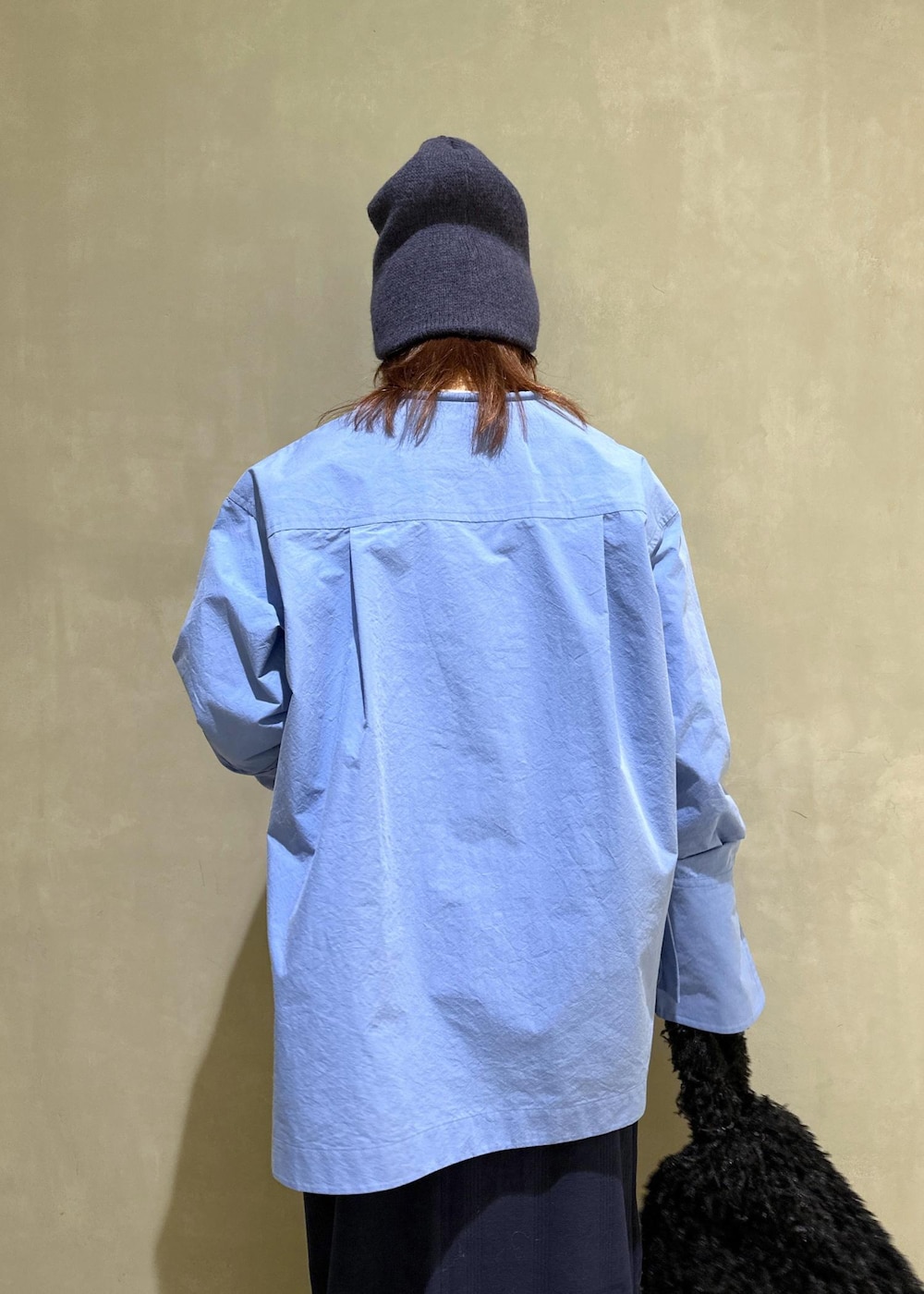 「lamaisomdelyllis、knitcap、ニットキャップ、ビーニー、ブルベ冬、miller、ベロアタイトスカート、ブルー、タイトスカート、ブラウス、レイヤードスタイル、スニーカー、ハンドバッグ、ADAM ET ROPÉ、FEMME」｜「ADAM ET ROPE'の【サステナブル】フリンジトート（ハンドバッグ、ブラック系）」を使った、AKARIさん（レディース・157cm）の秋コーディネートの7枚目の写真