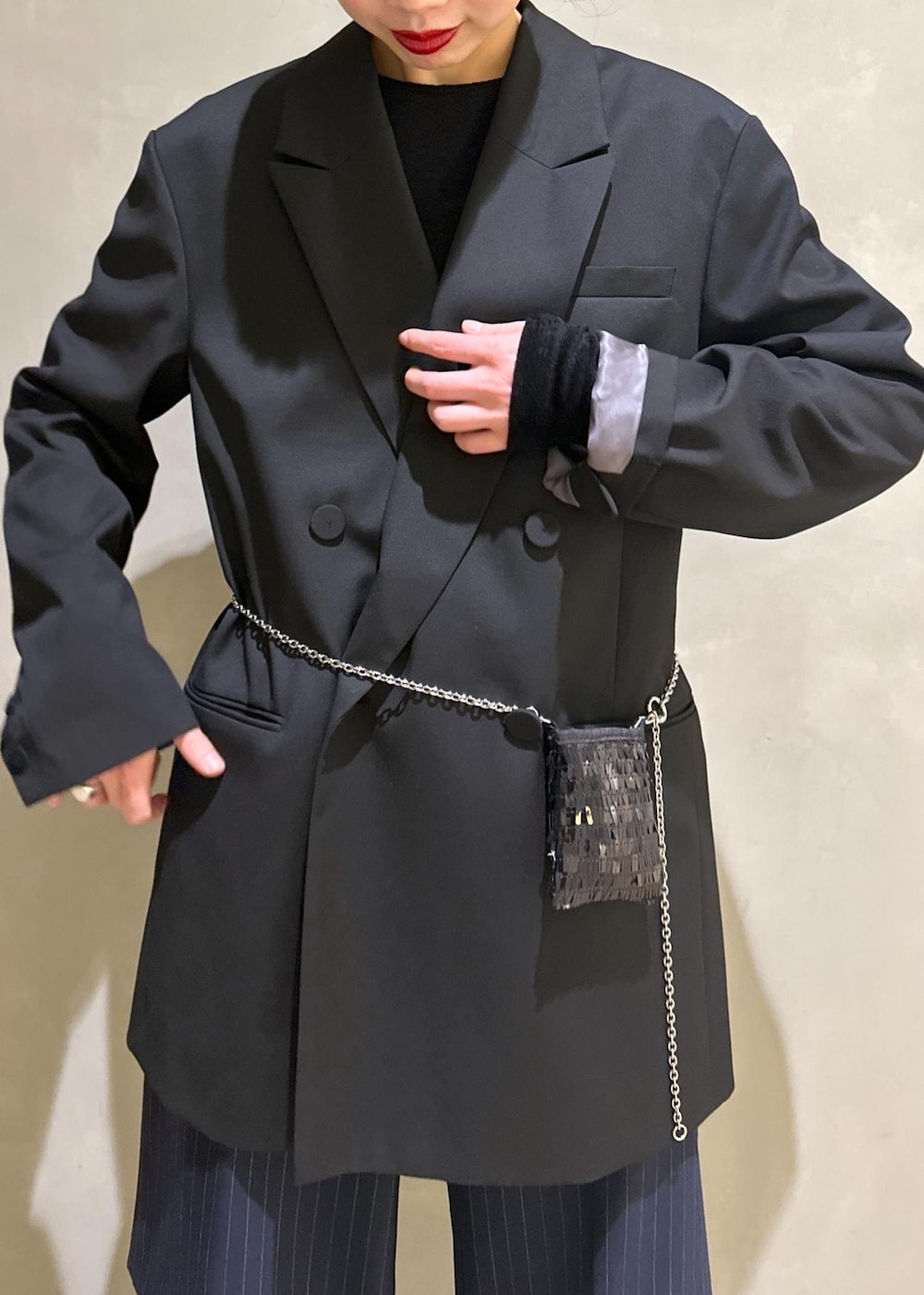 ブラック系のショルダーバッグ、ブラック系のテーラードジャケット、ブラック系のTシャツ/カットソーを着用したレディースの冬コーディネートの10枚目の写真