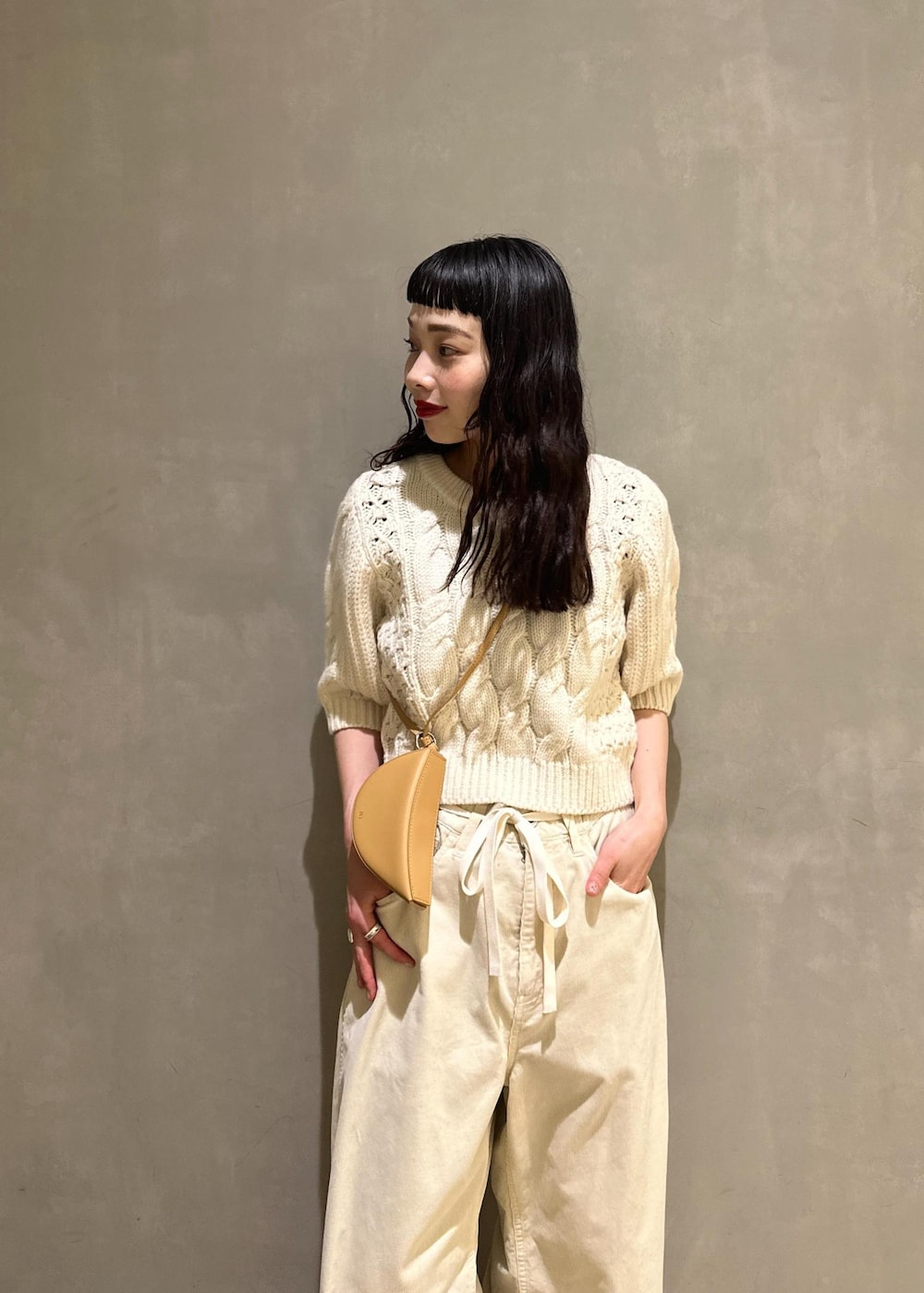 ホワイト系のその他パンツ、ホワイト系のニット/セーター、イエロー系のキーホルダーを着用したレディースの秋コーディネートの6枚目の写真