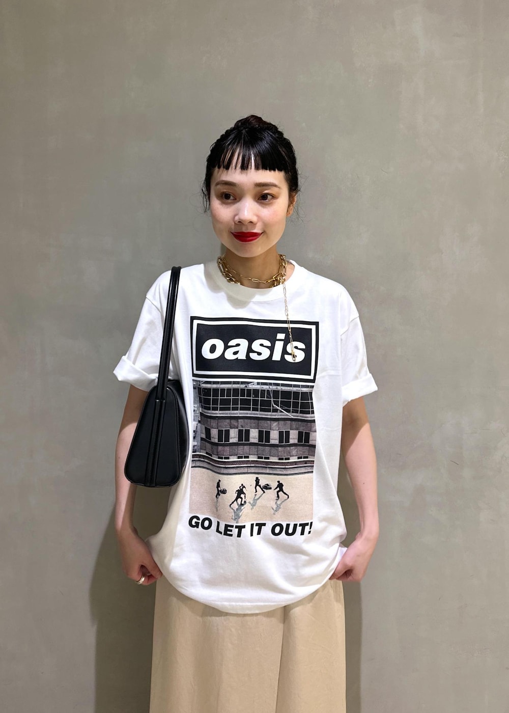 ブラック系のサンダル、ホワイト系のスカート、ブラック系のハンドバッグを着用したレディースの夏コーディネートの6枚目の写真