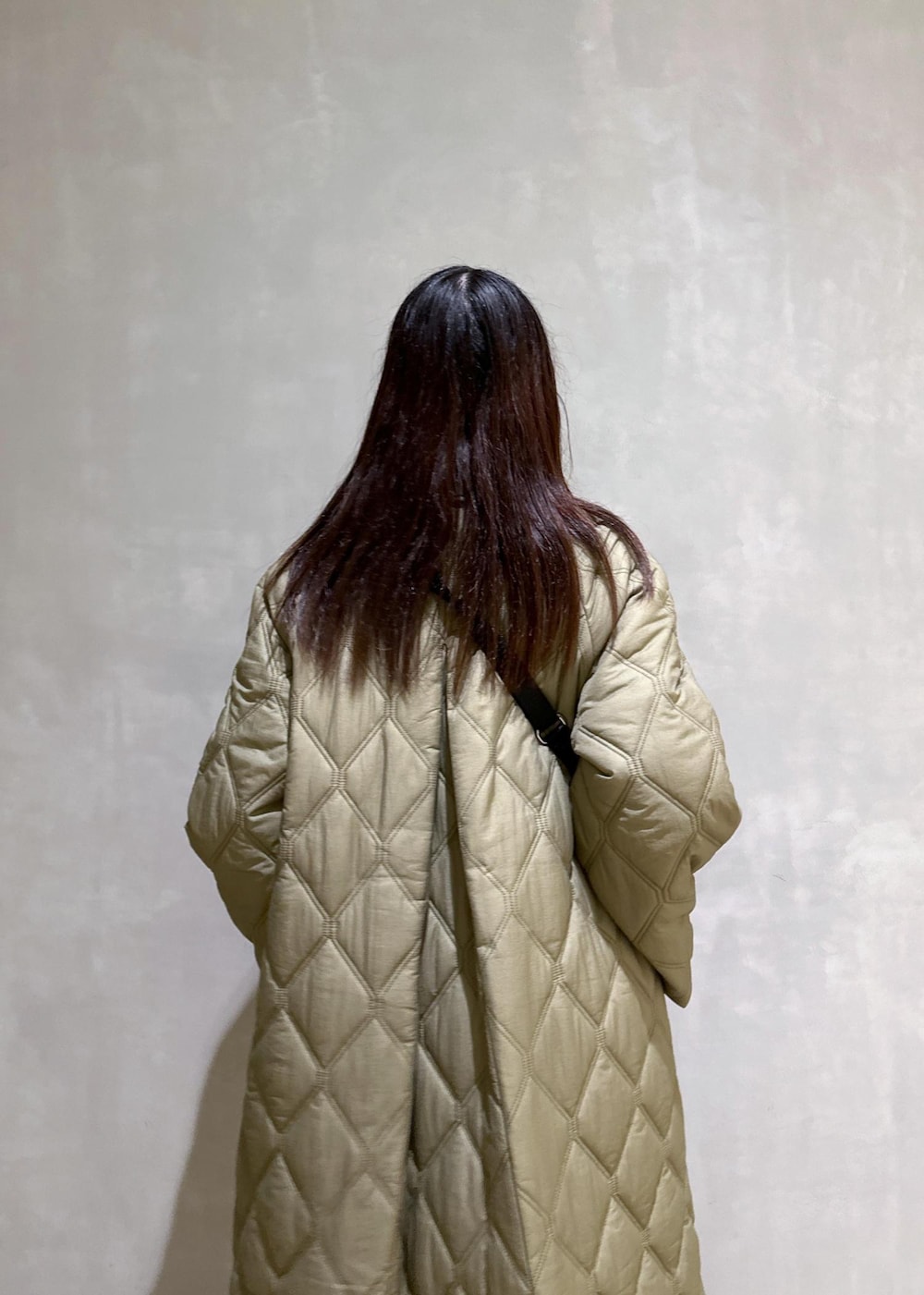 「GANNI、ガニー、キルティングコート、キルティング、ブルベ冬、ブルベ冬コーデ、骨格ウェーブ、骨格ウェーブコーデ、初秋コーデ、秋コーデ、初冬コーデ、冬コーデ、デートコーデ、お出かけコーデ、女子会コーデ」｜「ADAM ET ROPE'のチャンキーフェイクファークロッグ（サンダル、ブラウン系）」を使った、AKARIさん（レディース・157cm）の秋コーディネートの8枚目の写真