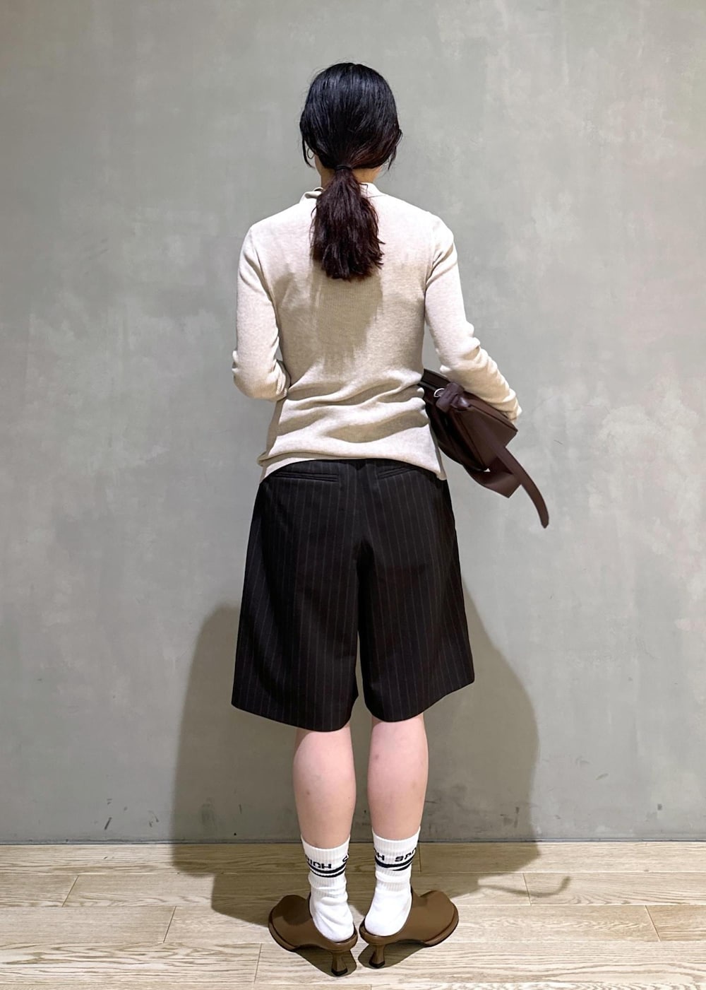 ブラウン系のサンダル、ベージュ系のカーディガン/ボレロ、ブラウン系のその他パンツを着用したレディースの夏コーディネートの4枚目の写真