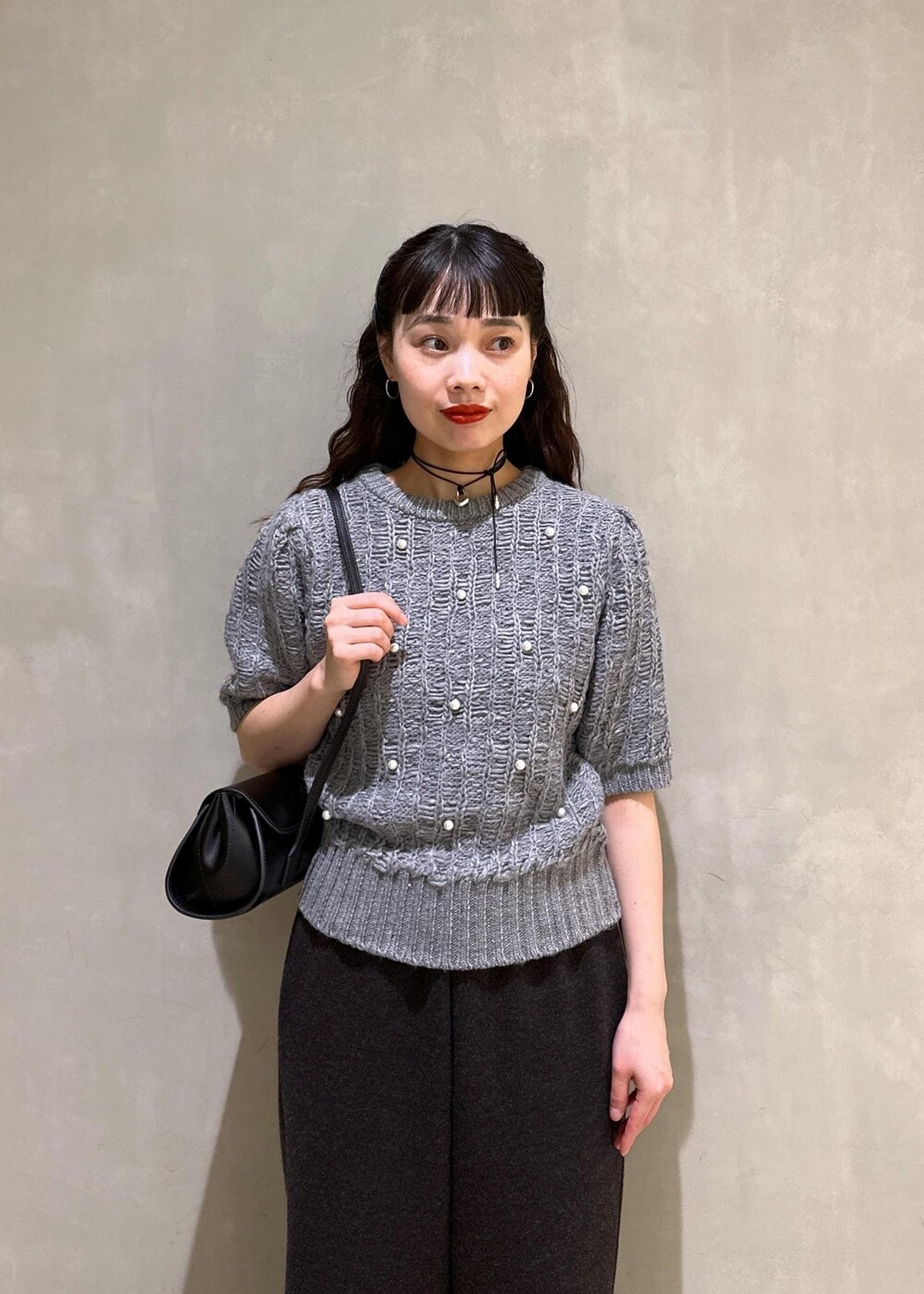 「WEB限定、WEB限定商品、パール、ニット、ニットパンツ、初秋コーデ、秋コーデ、初冬コーデ、セレモニーコーデ、デートコーデ、お出かけコーデ、女子会コーデ、フェミニンコーデ、シンプルコーデ、きれいめコーデ」|「ADAM ET ROPE'のMOL Rollバッグ(ショルダーバッグ、ブラック系)」を使った、AKARIさん(レディース・157cm)の夏コーディネートの7枚目の写真