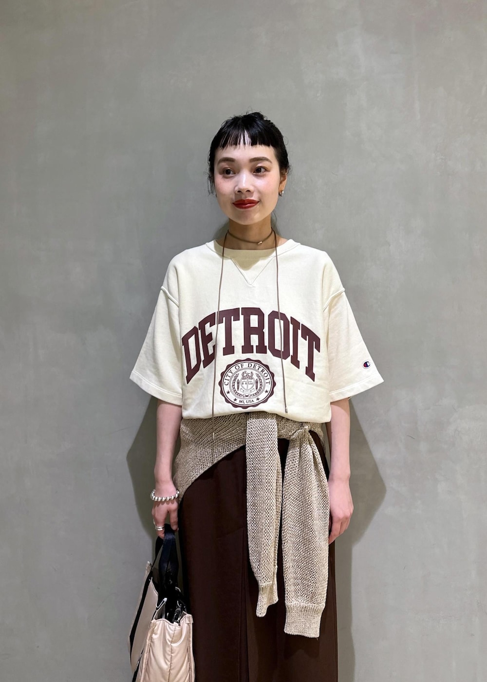 「チャンピオン、初夏コーデ、夏コーデ、デートコーデ、お出かけコーデ、女子会コーデ、スカートスタイル、カジュアルコーデ、ADAM ET ROPÉ、ウェーブ、ブルべ冬、乾燥、トップス、Tシャツ/カットソー、ニット/セーター」｜「ADAM ET ROPE'の【Champion for ADAM ET ROPE'】EX REVERSE WEAVE SHORT SLEEVE SWEATSHIRT（Tシャツ/カットソー、ベージュ系）」を使った、AKARIさん（レディース・157cm）の夏コーディネートの6枚目の写真