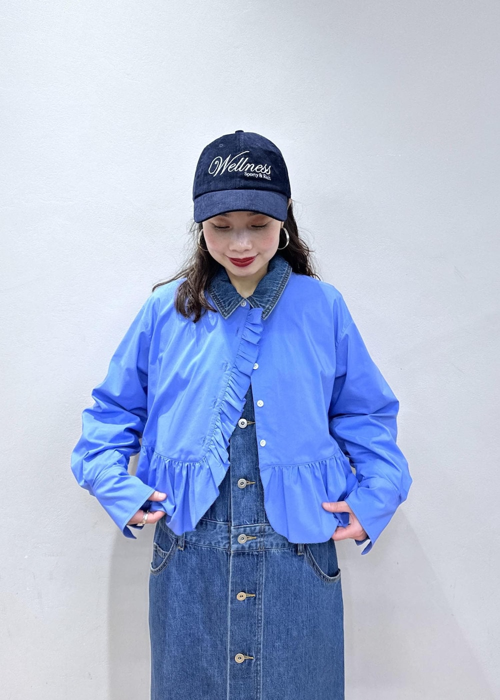 ブラウン系のサンダル、ブラック系のワンピース、ブルー系のシャツ/ブラウスを着用したレディースの冬コーディネートの8枚目の写真