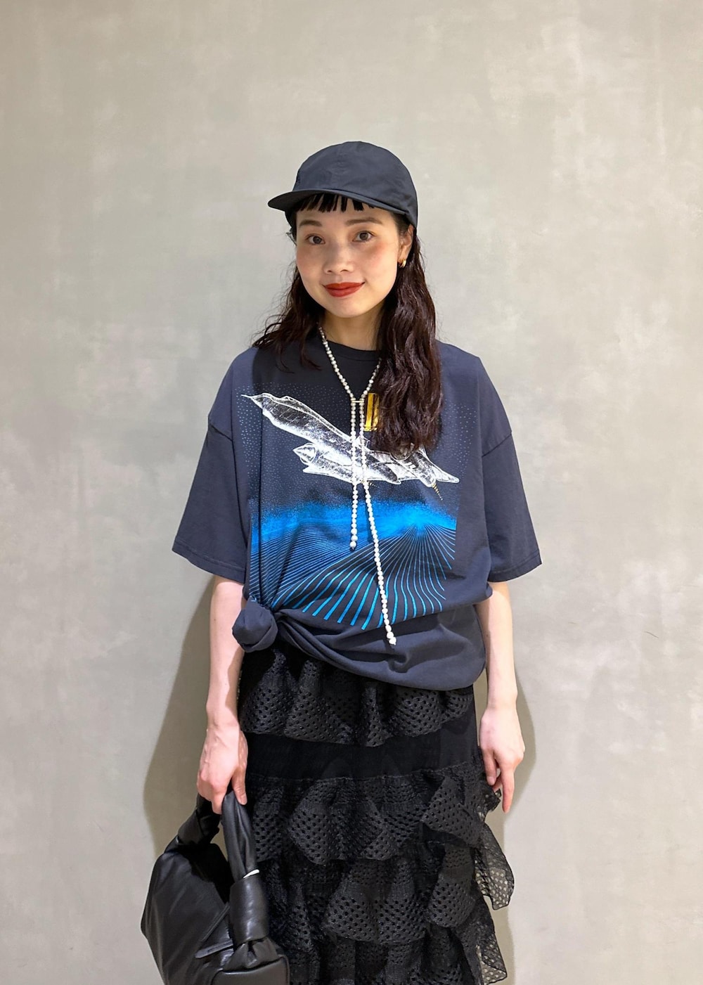 ブルー系のその他パンツ、ブラック系のサンダル、ブラック系のハンドバッグを着用したレディースの夏コーディネートの6枚目の写真