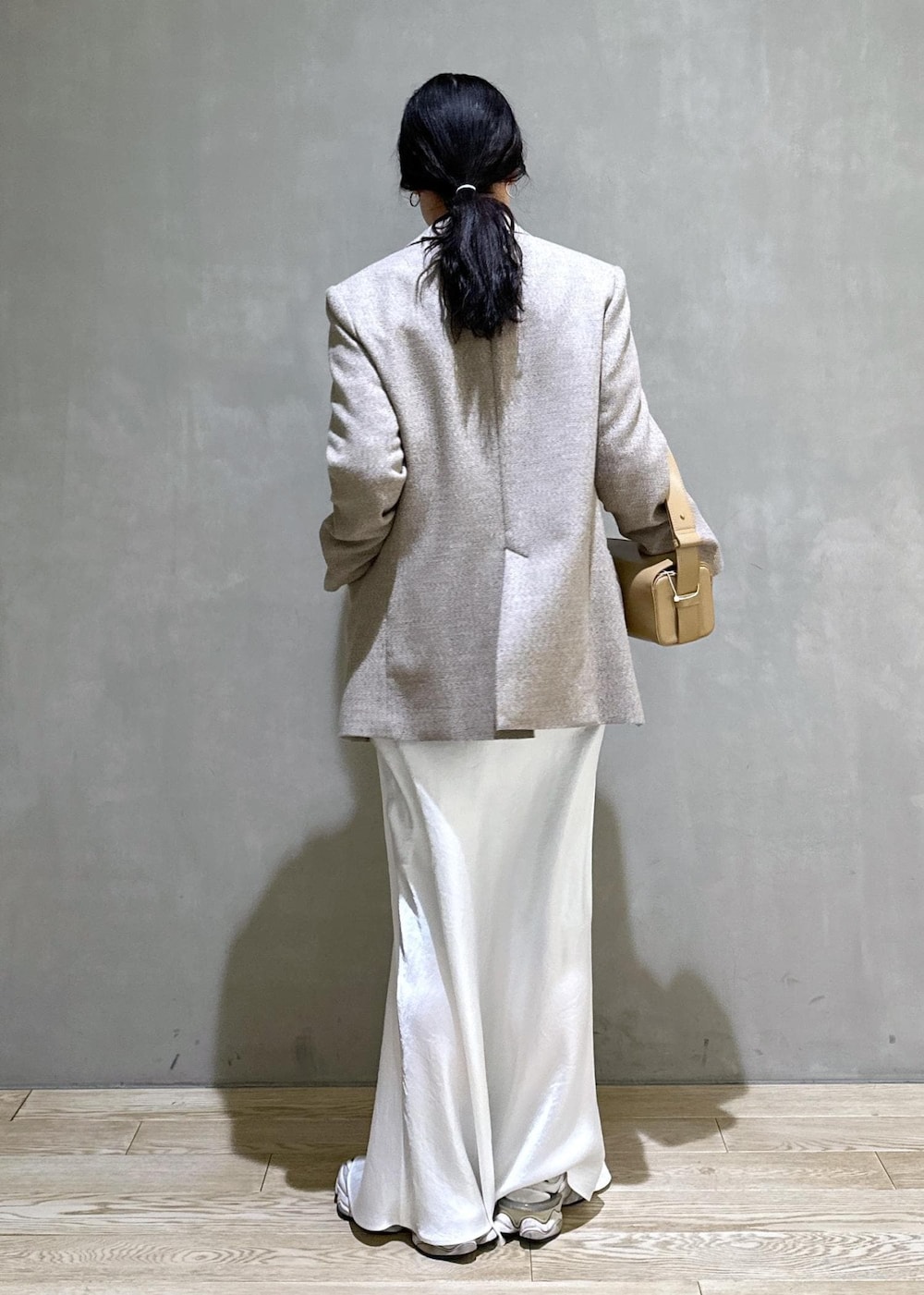 ホワイト系のTシャツ/カットソー、ベージュ系のその他アウター、ベージュ系のハンドバッグを着用したレディースの冬コーディネートの5枚目の写真