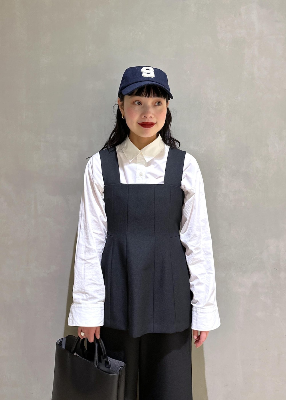 ブラック系のトートバッグ、ブラック系のつなぎ/オールインワンを着用したレディースの冬コーディネートの7枚目の写真