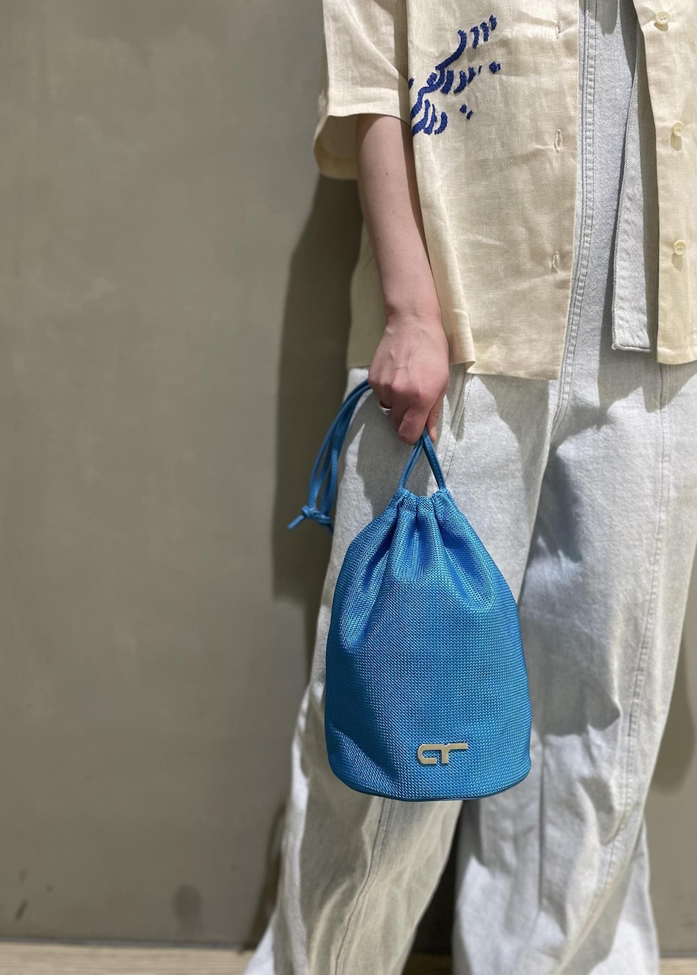 ホワイト系のサロペット/オーバーオール、ブルー系のショルダーバッグ、ベージュ系のサンダルを着用したレディースの春コーディネートの9枚目の写真