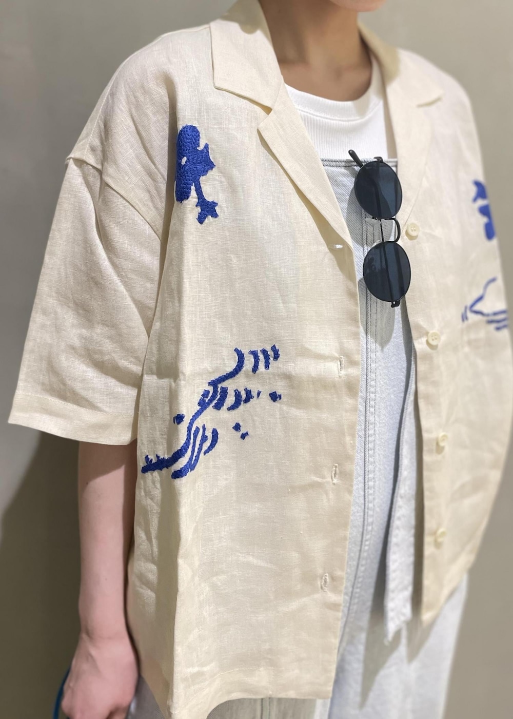 ホワイト系のサロペット/オーバーオール、ブルー系のショルダーバッグ、ベージュ系のサンダルを着用したレディースの春コーディネートの6枚目の写真