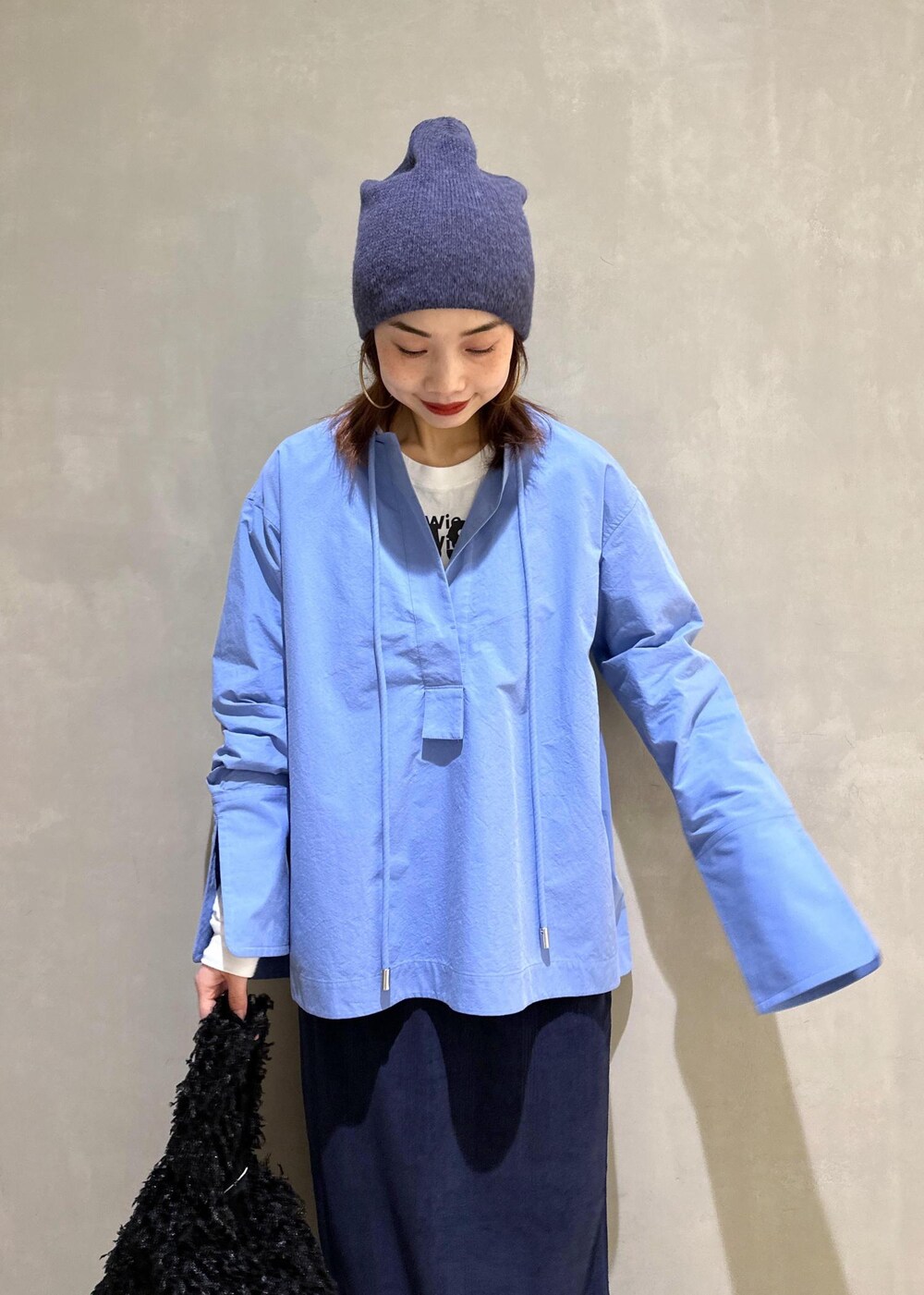 「lamaisomdelyllis、knitcap、ニットキャップ、ビーニー、ブルベ冬、miller、ベロアタイトスカート、ブルー、タイトスカート、ブラウス、レイヤードスタイル、スニーカー、ハンドバッグ、ADAM ET ROPÉ、FEMME」｜「ADAM ET ROPE'の【サステナブル】フリンジトート（ハンドバッグ、ブラック系）」を使った、AKARIさん（レディース・157cm）の秋コーディネートの4枚目の写真