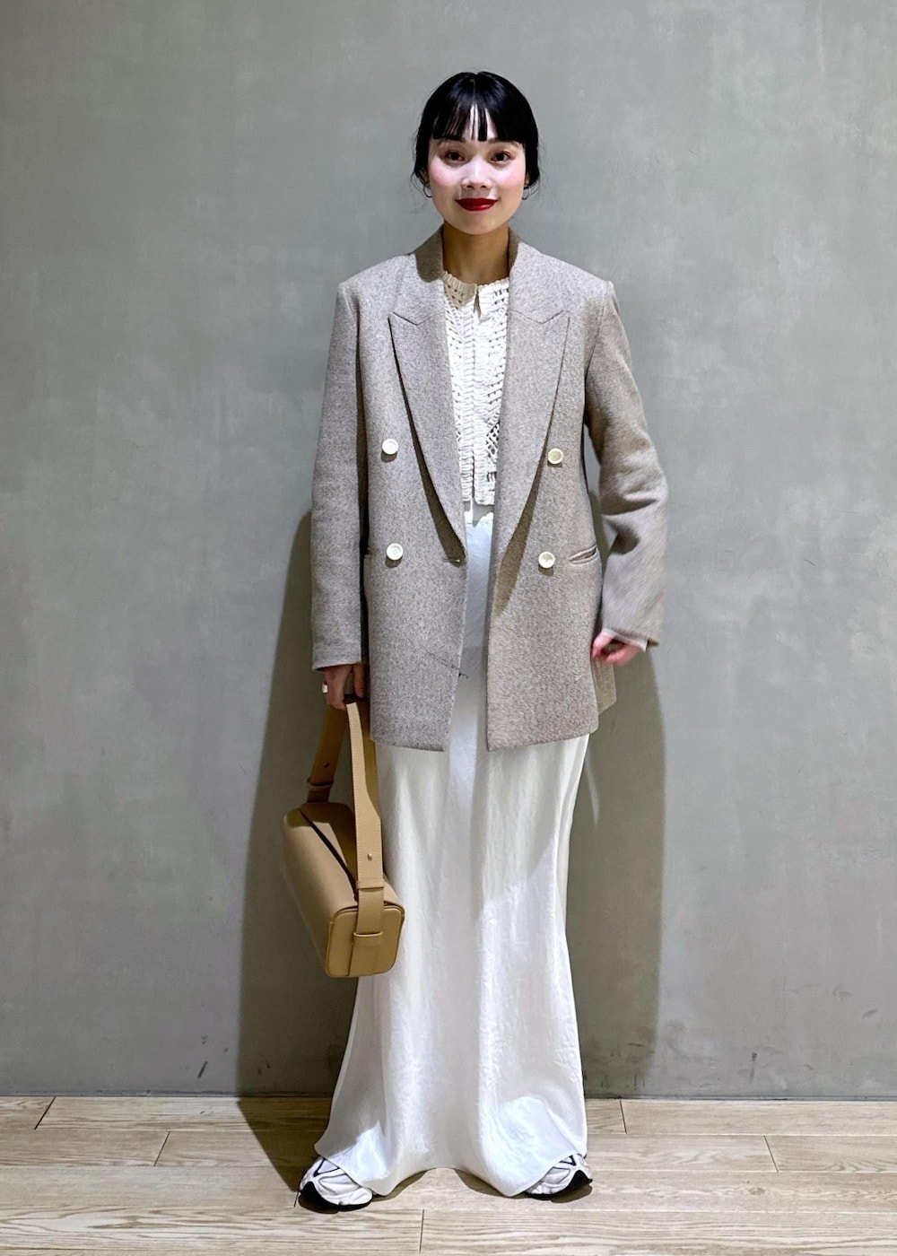 ホワイト系のTシャツ/カットソー、ベージュ系のその他アウター、ベージュ系のハンドバッグを着用したレディースの冬コーディネートの2枚目の写真