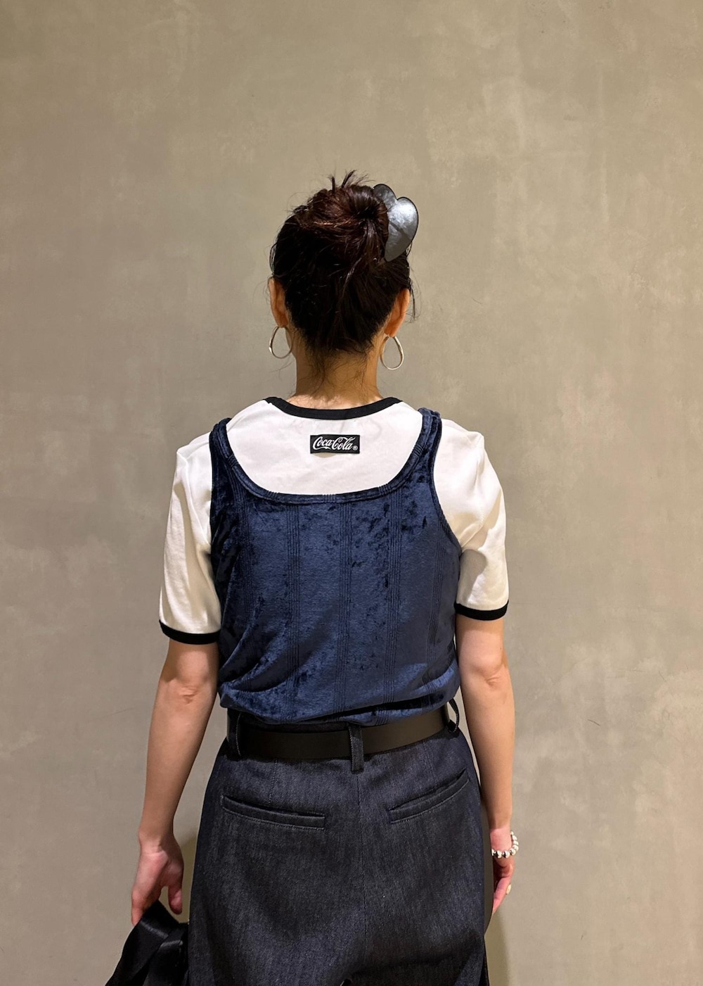 ブルー系のデニムパンツ、ブルー系のショルダーバッグ、ブルー系のタンクトップを着用したレディースの夏コーディネートの7枚目の写真