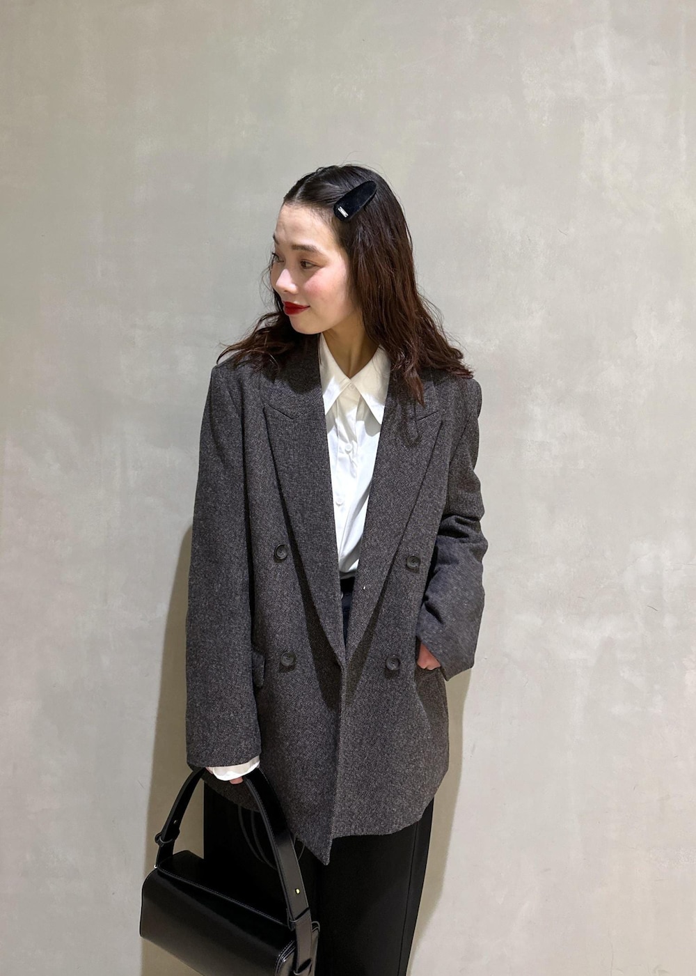 グリーン系のスニーカー、ホワイト系のシャツ/ブラウス、ブラック系のその他パンツを着用したレディースの冬コーディネートの9枚目の写真