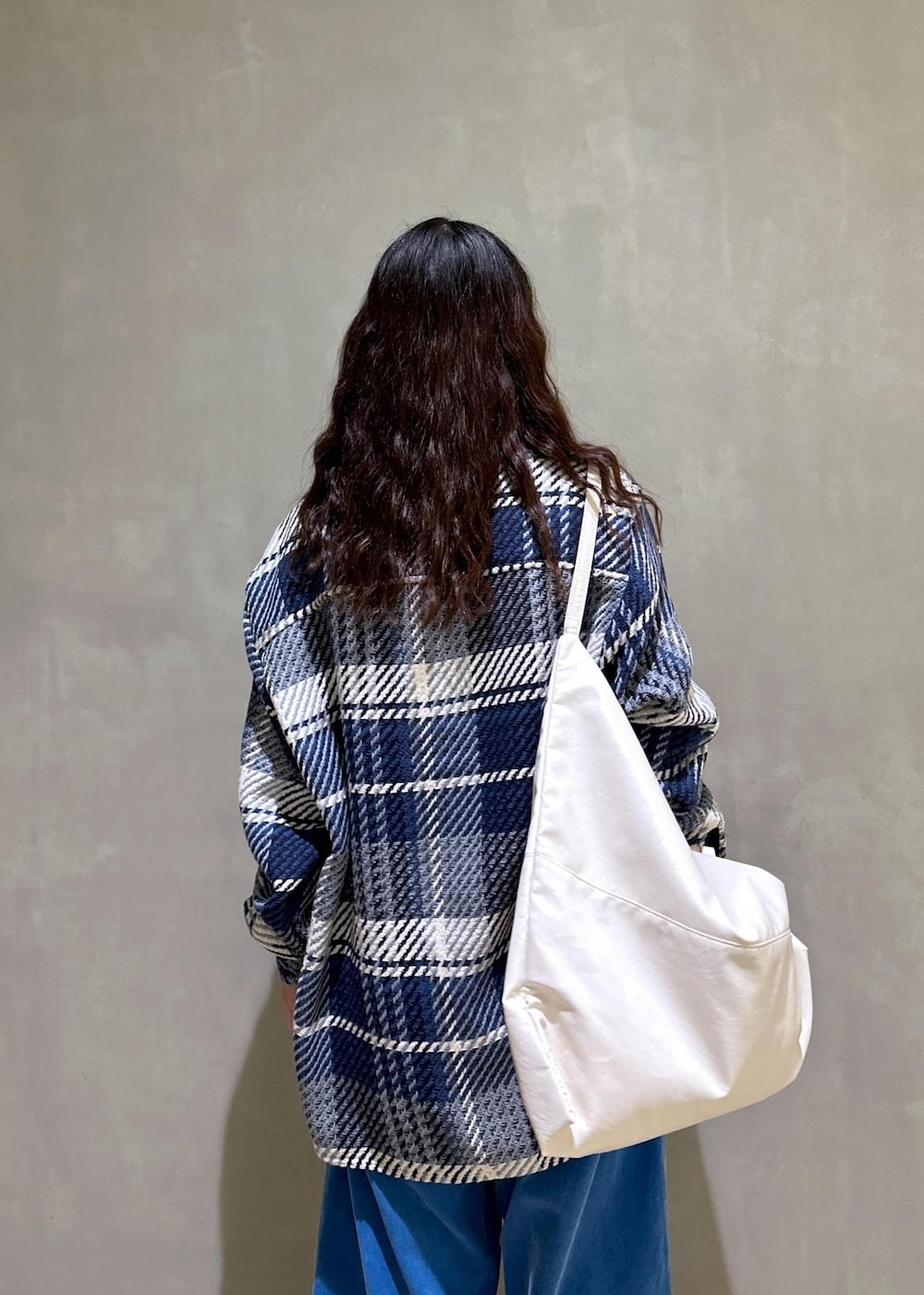 「コーデュロイ、コーデュロイパンツ、ブルー、チェック、Wax london、初秋コーデ、秋コーデ、初冬コーデ、デートコーデ、お出かけコーデ、モード、ストリート、大人カジュアル、レイヤード、パンツスタイル」|「ADAM ET ROPE'のチャンキーフェイクファークロッグ(サンダル、ベージュ系)」を使った、AKARIさん(レディース・157cm)の秋コーディネートの7枚目の写真