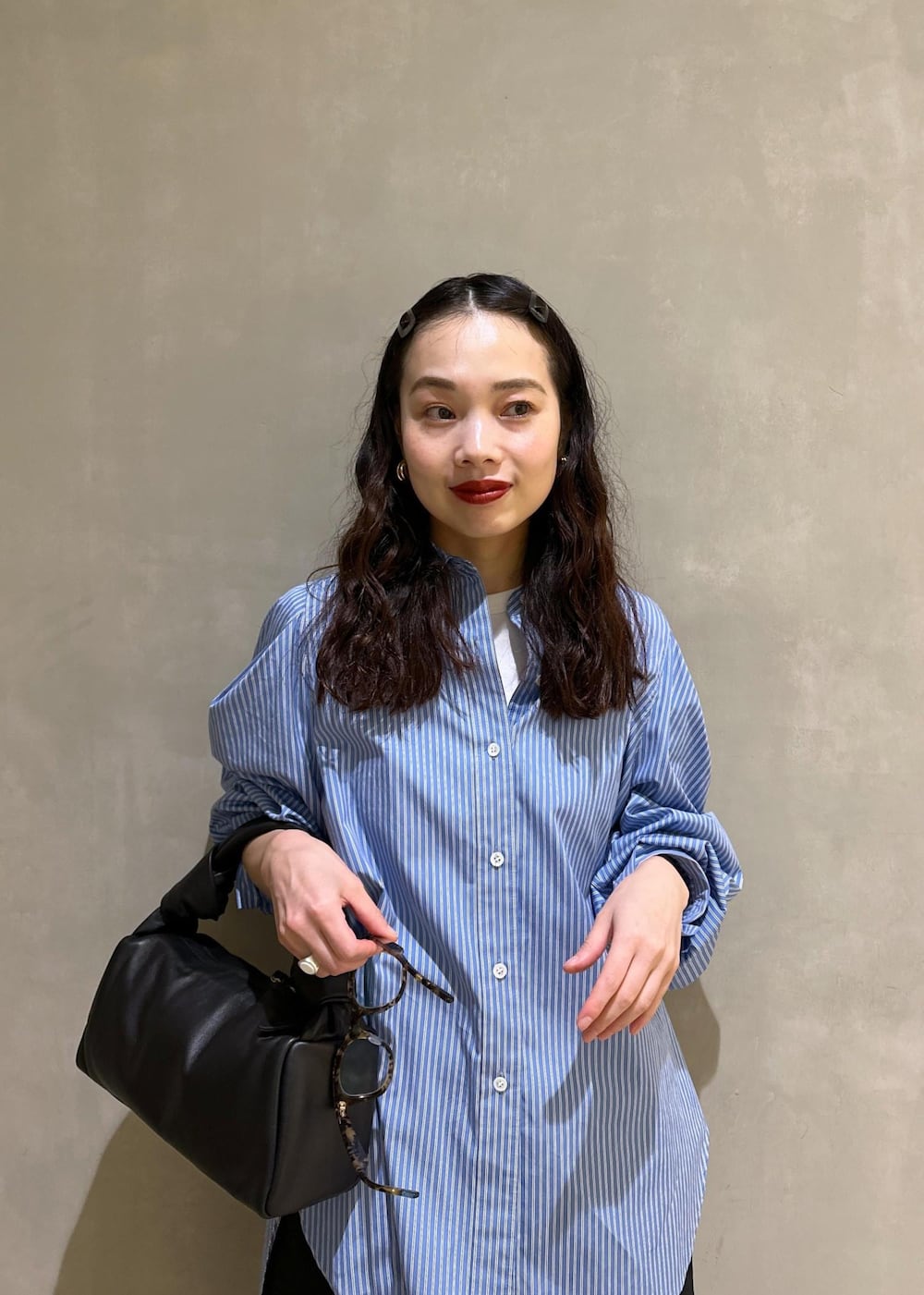 ブラック系のハンドバッグ、ブラック系のその他パンツ、ブラック系のブーツを着用したレディースの秋コーディネートの9枚目の写真