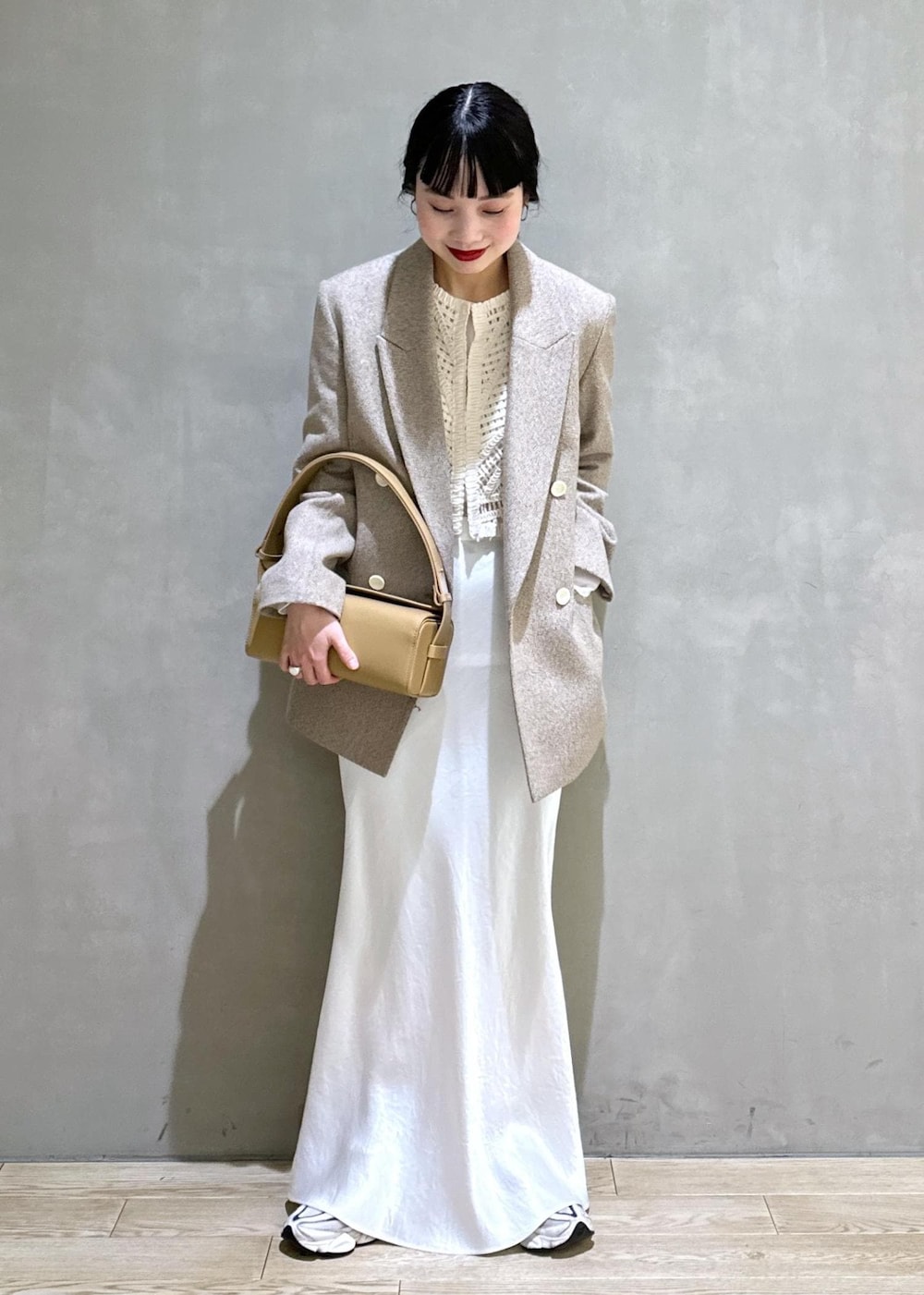 ホワイト系のTシャツ/カットソー、ベージュ系のその他アウター、ベージュ系のハンドバッグを着用したレディースの冬コーディネートの6枚目の写真